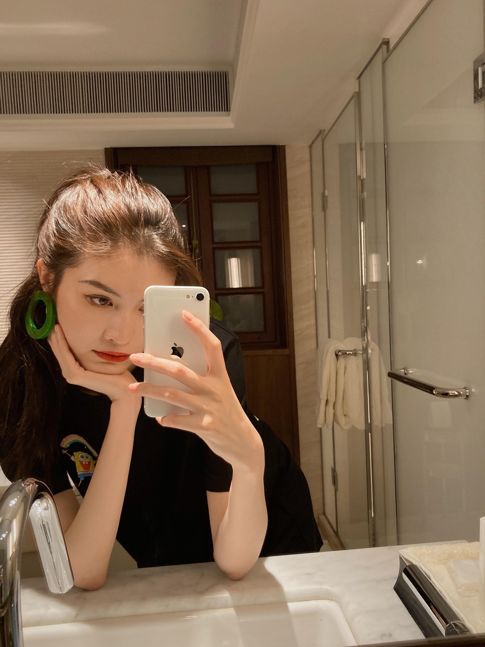 一组对镜自拍,身穿海绵宝宝合作系列oversizet恤连衣裙