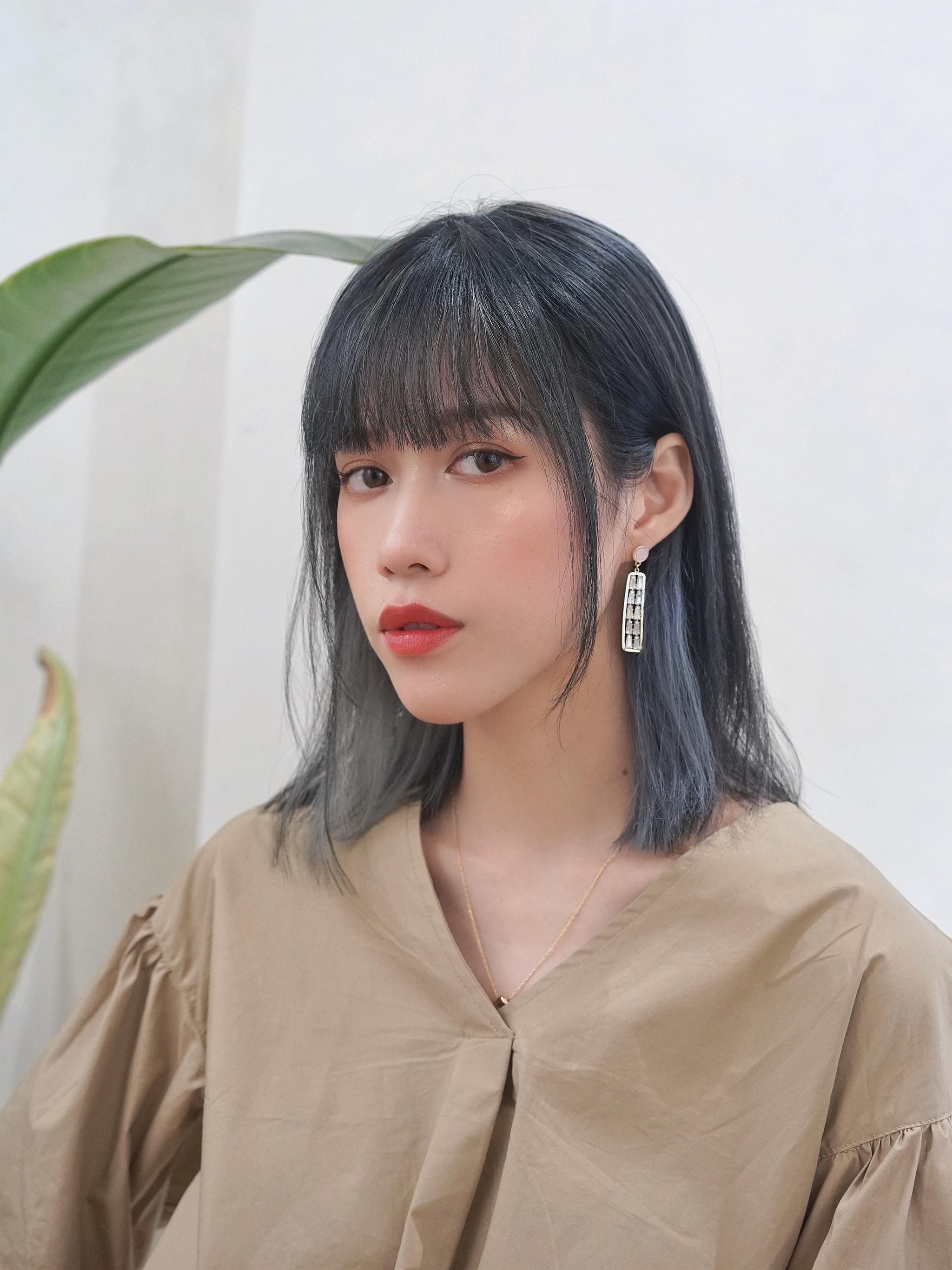 我又又又去染头发啦黑灰挑染又低调又适合夏天