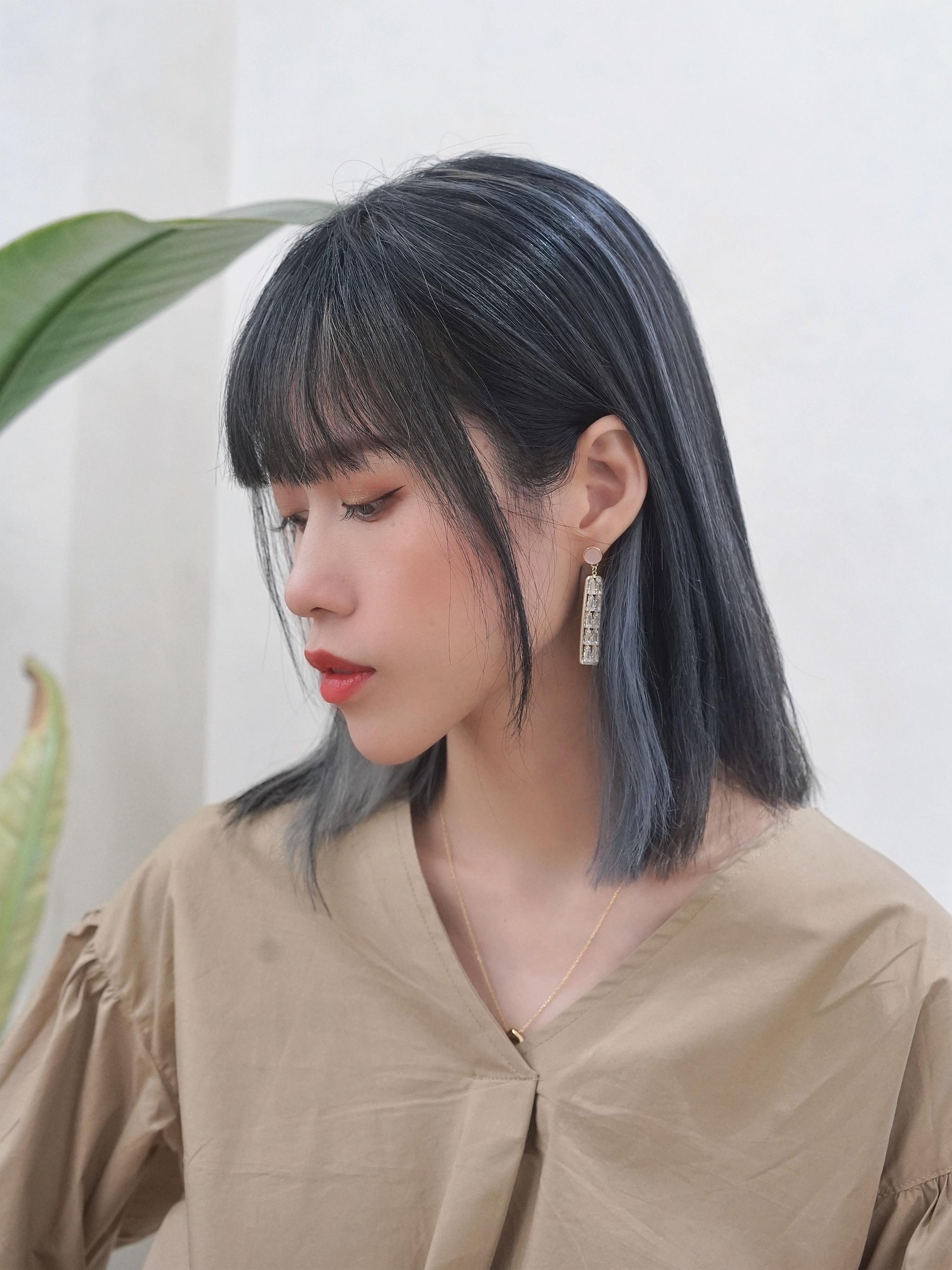 我又又又去染头发啦黑灰挑染又低调又适合夏天