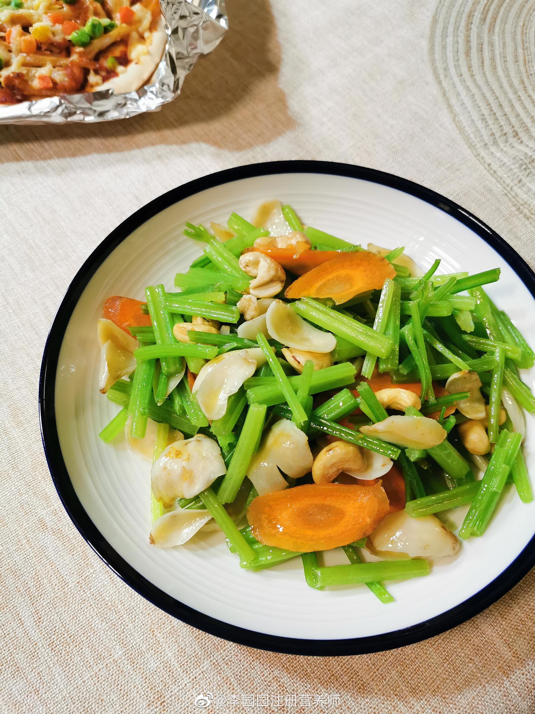 菜:腰果百合芹菜(图二),炒菜椒(三)