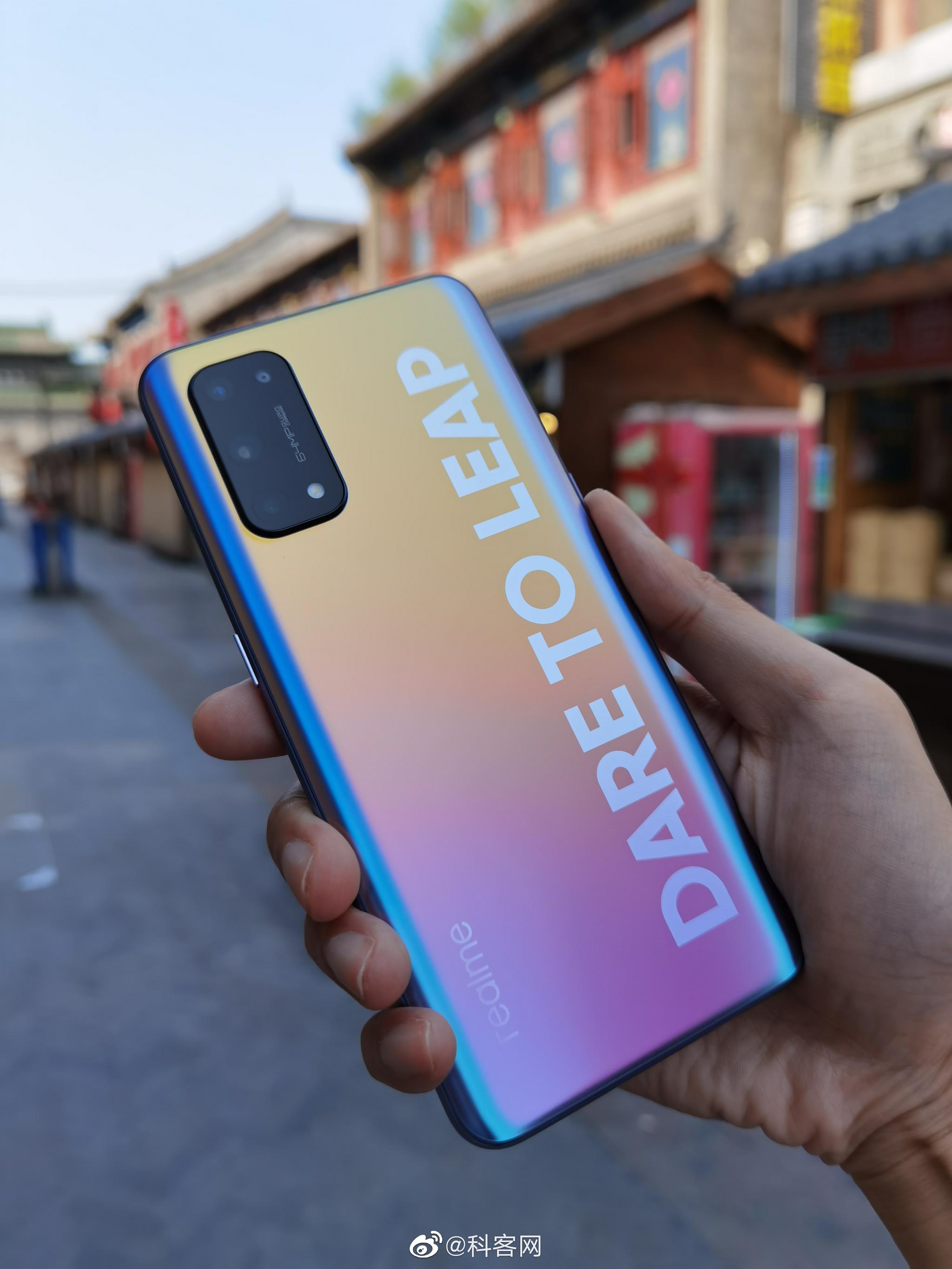 单说颜值和手感realmex7pro是优于至尊的