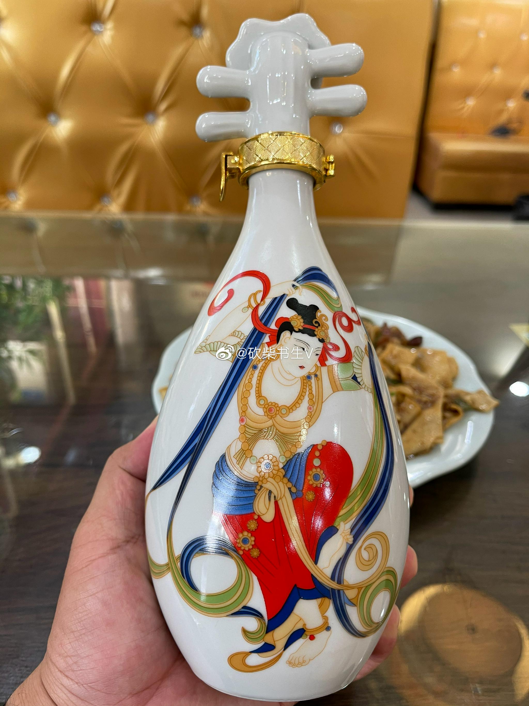 敦煌的酒瓶都很漂亮酒瓶呈琵琶形状的丝路飞天酒