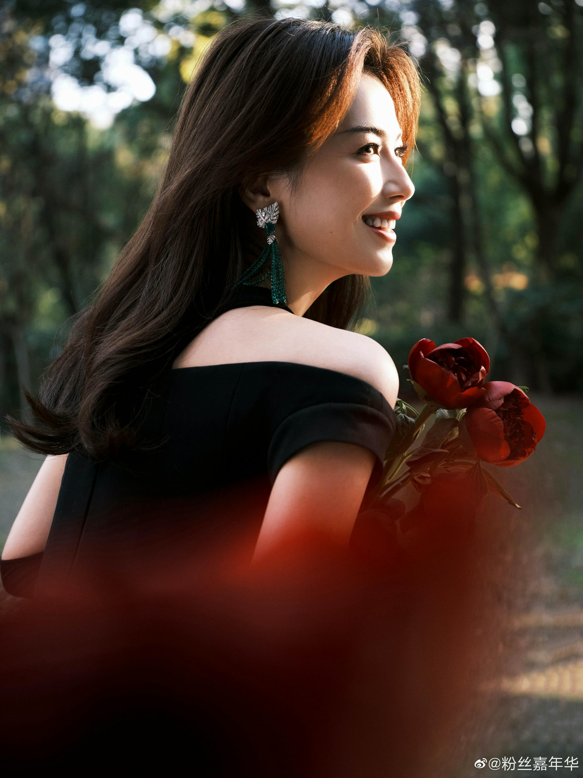 绝美在线撩人刘涛tamia身穿赤焰入墨长裙手捧芍药花