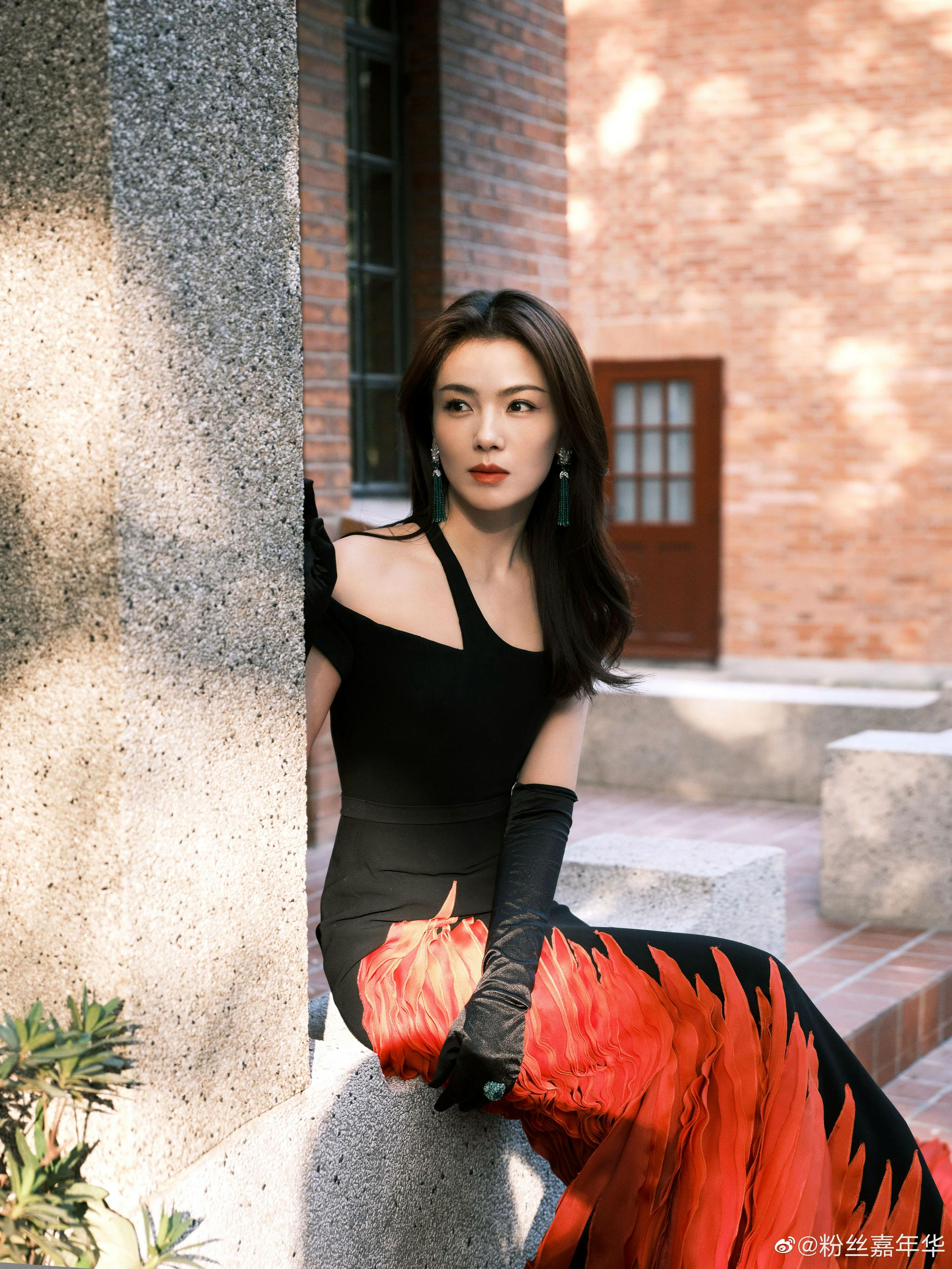 绝美在线撩人刘涛tamia身穿赤焰入墨长裙手捧芍药花