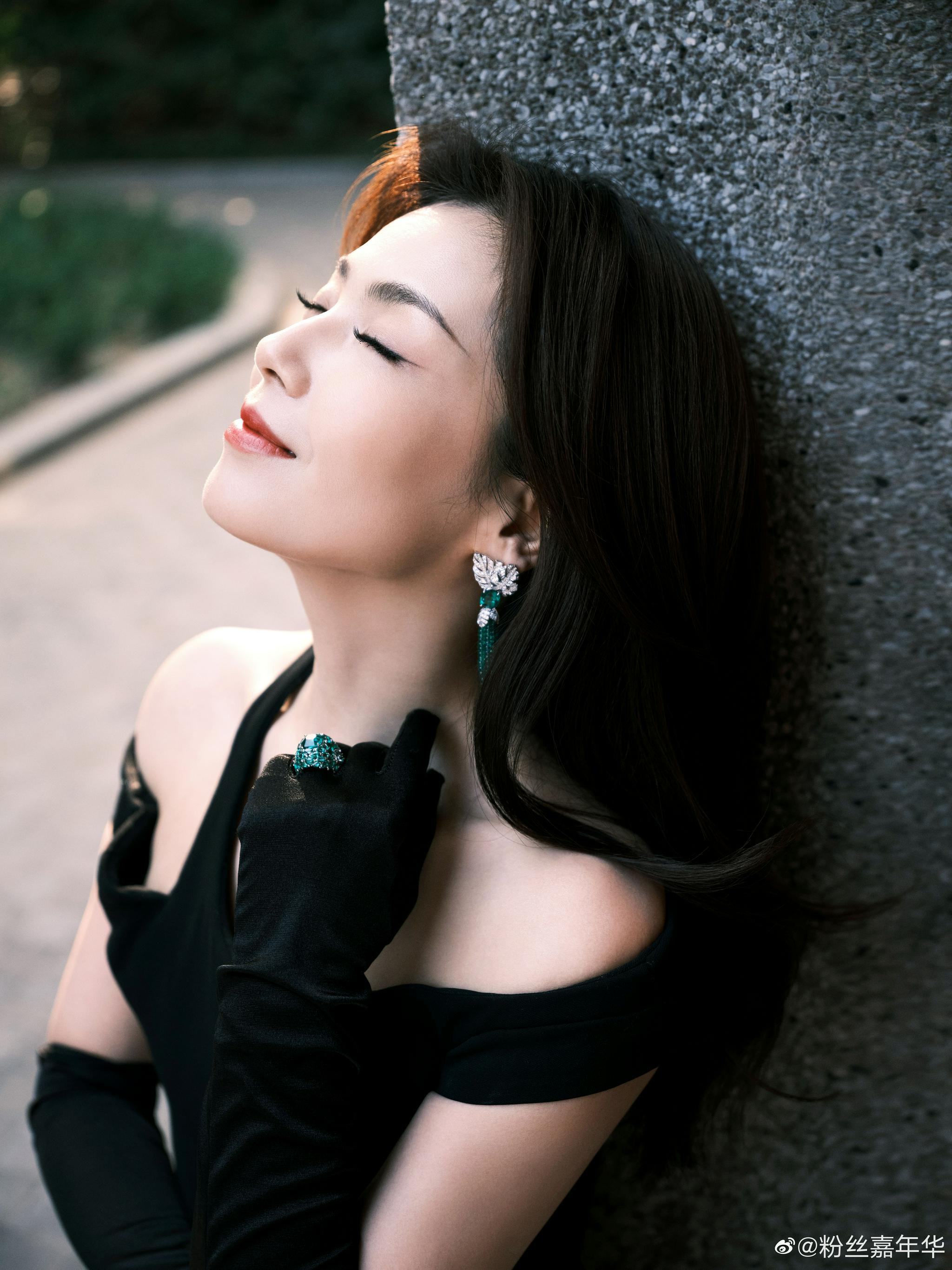 绝美在线撩人刘涛tamia身穿赤焰入墨长裙手捧芍药花