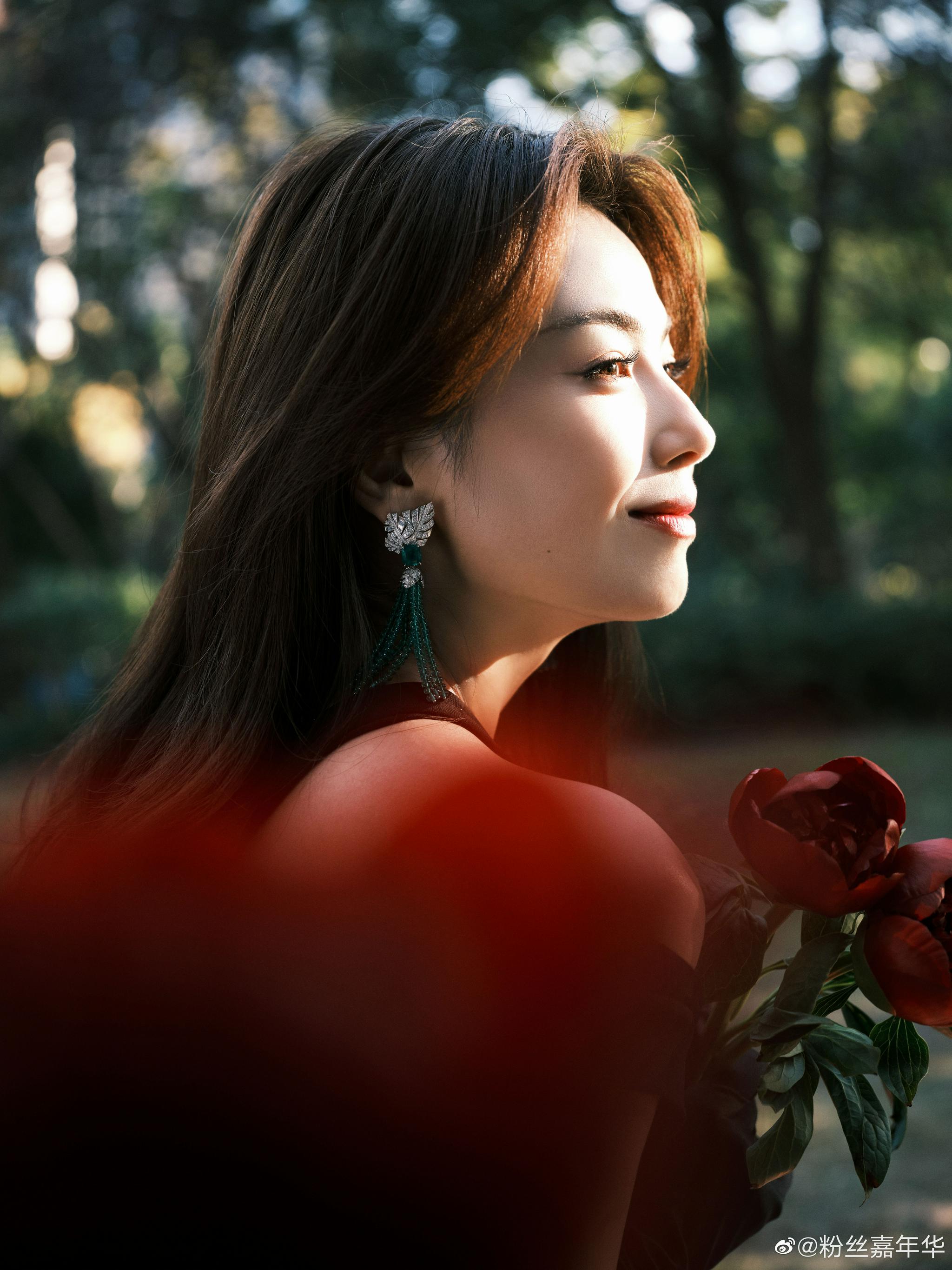 刘涛tamia 身穿赤焰入墨长裙,手捧芍药花,侧脸回眸,光影清绝,涛姐