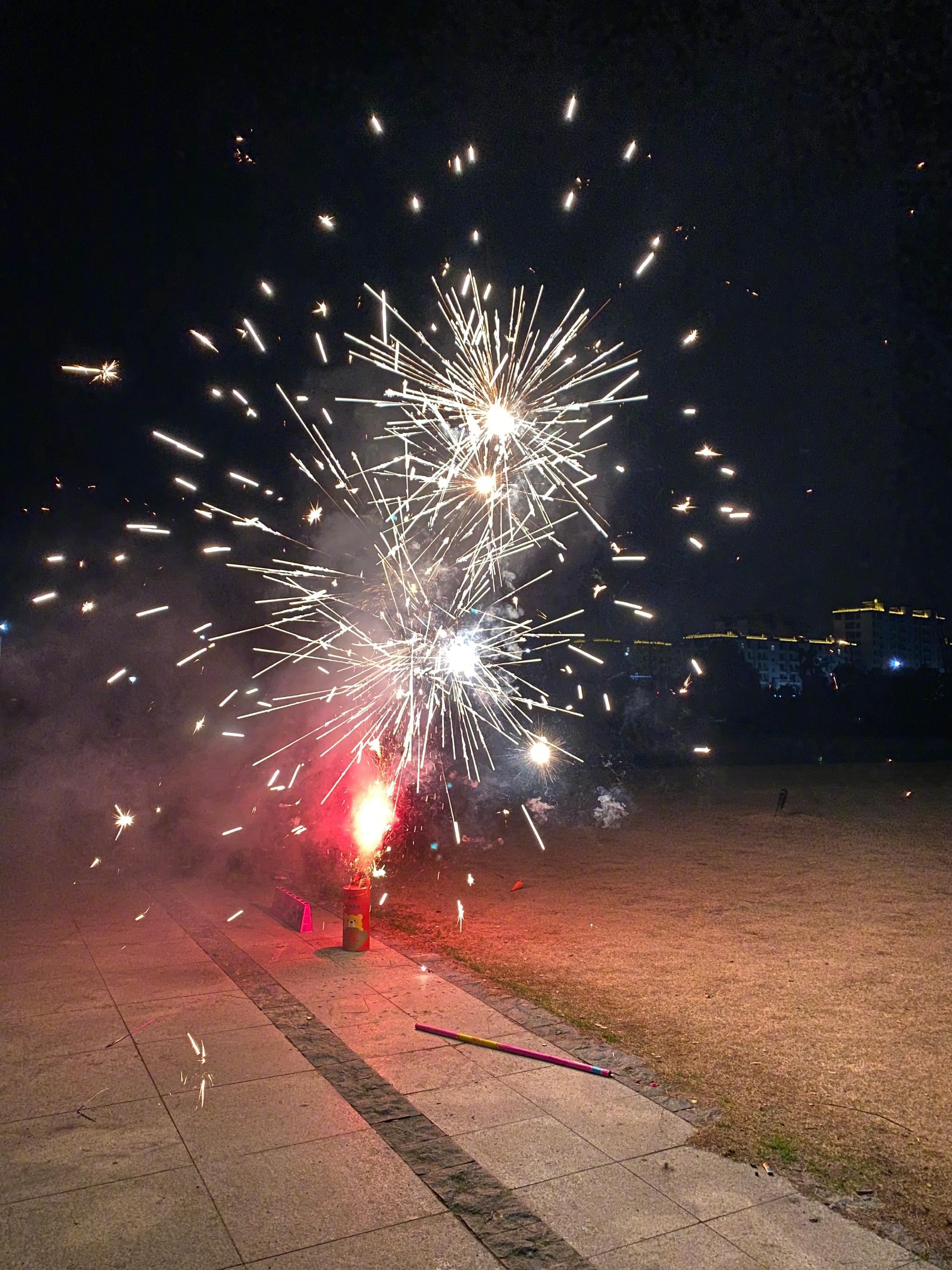 约上小伙伴一起放烟花庆祝开幕