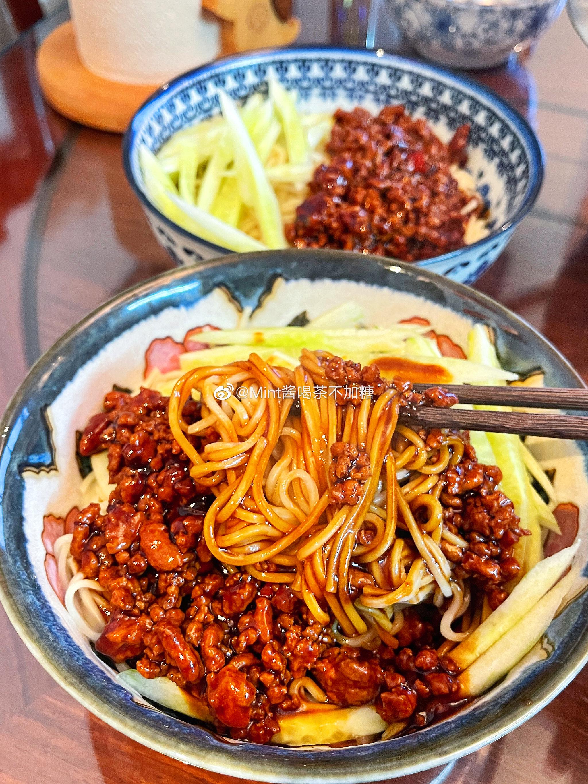 今天沈老师下厨 两大碗炸酱面真的太好吃啦!__财经头条
