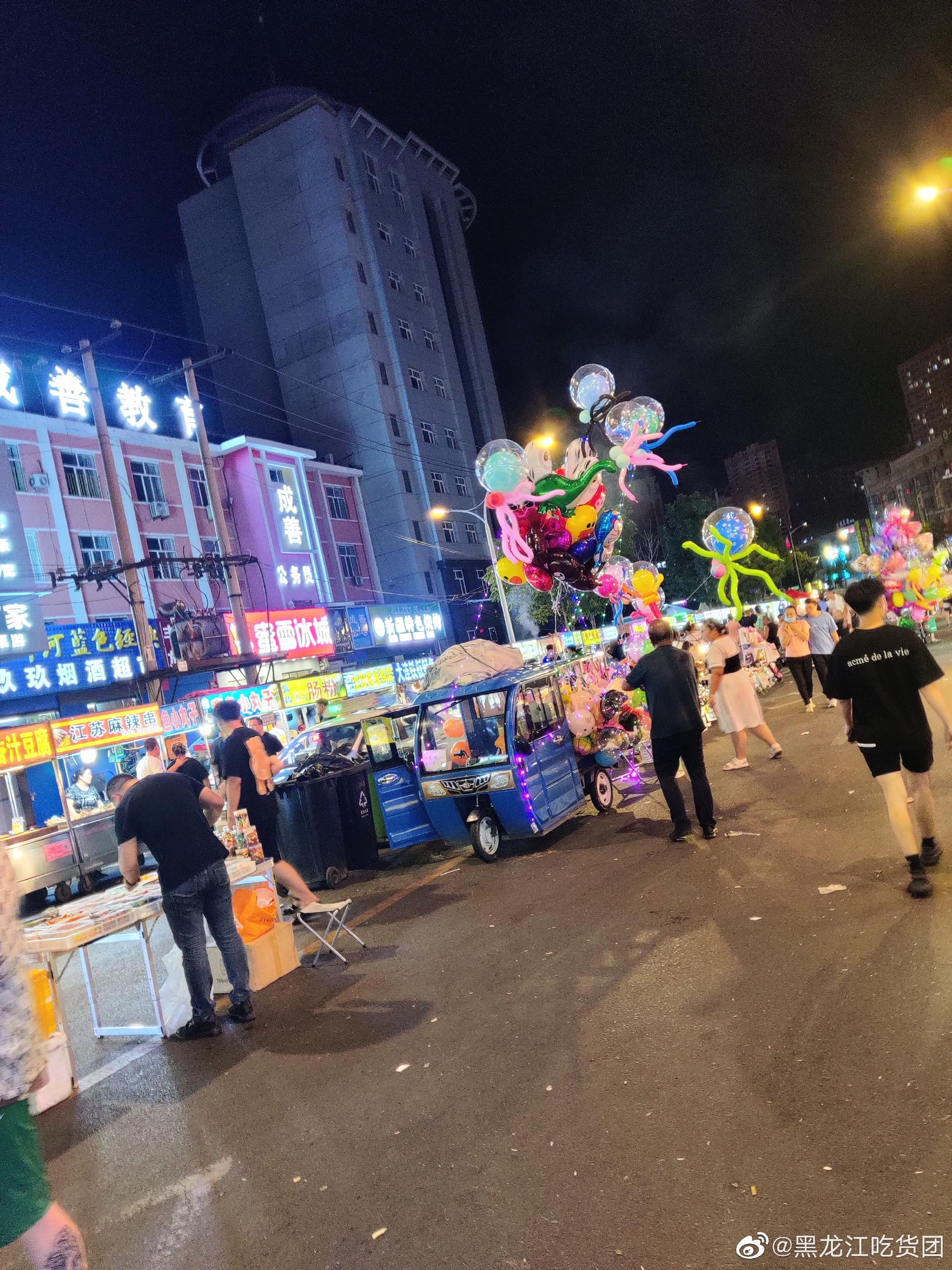 齊齊哈爾龍沙夜市,邊上是私人定製kty,人好多__財經頭條