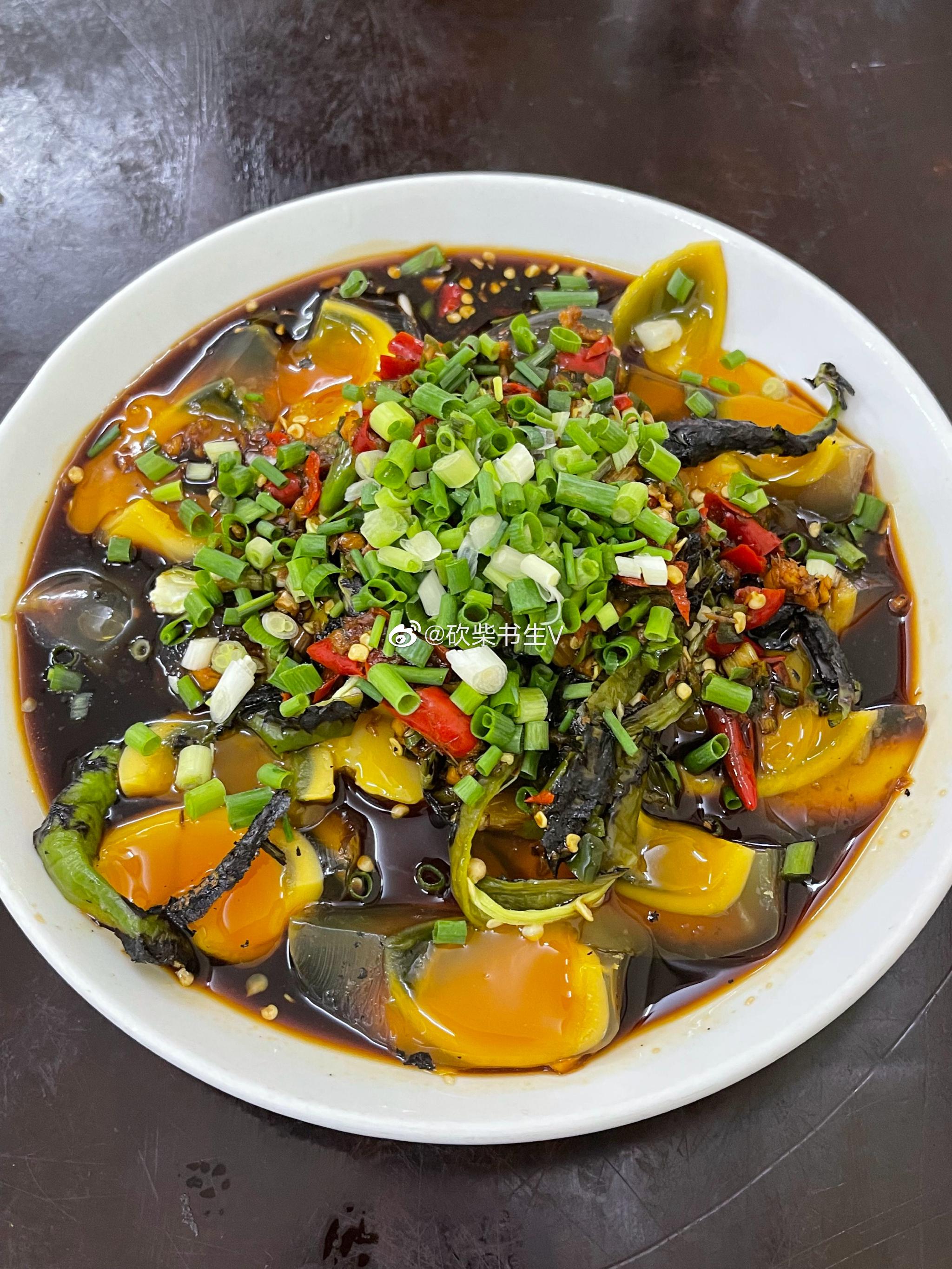 四川泸州的皮蛋好看也好吃,口感筋道味道正,烧椒皮蛋更是一绝