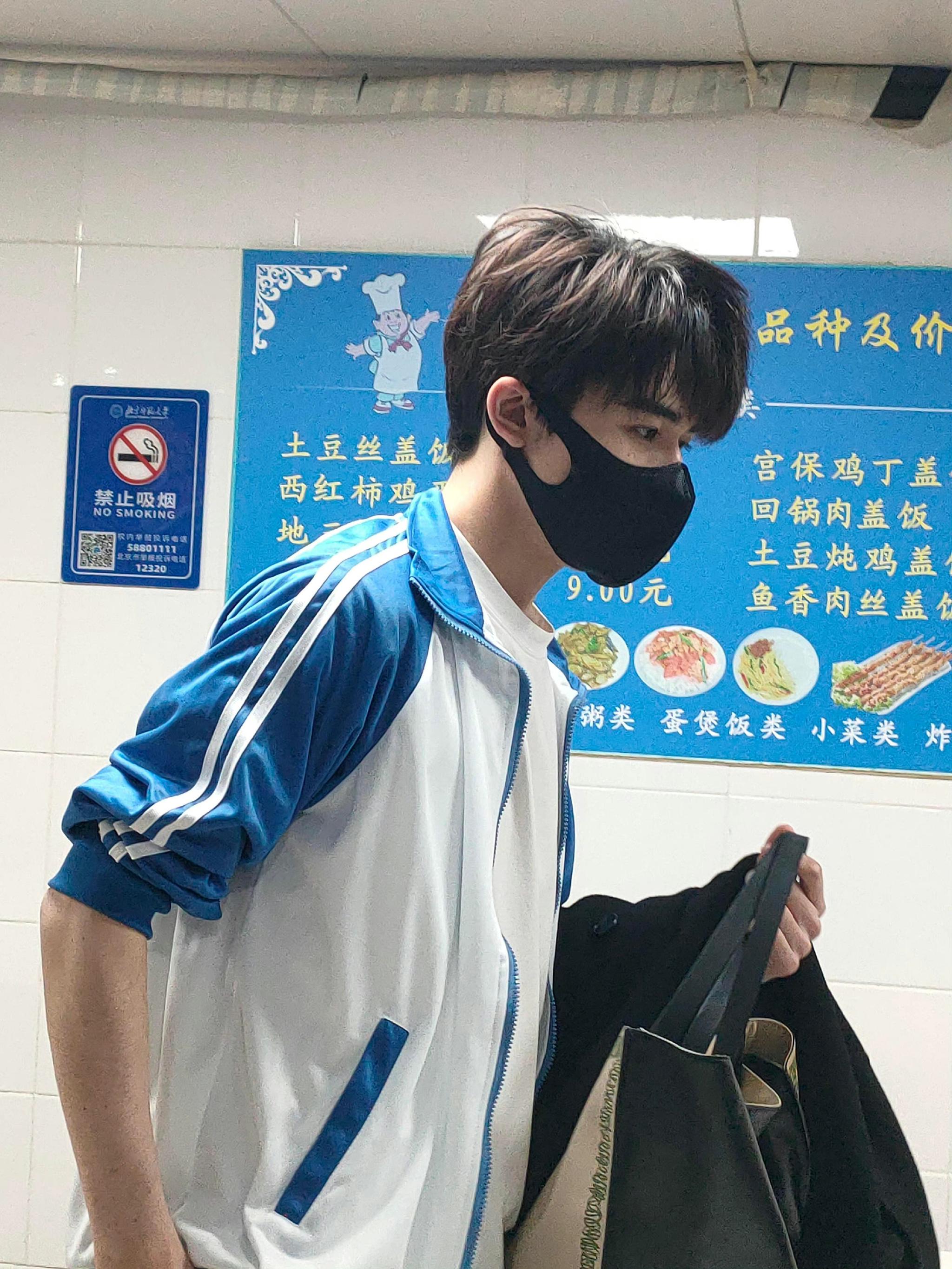 尹浩宇穿校服造型出现在北师大！__财经头条