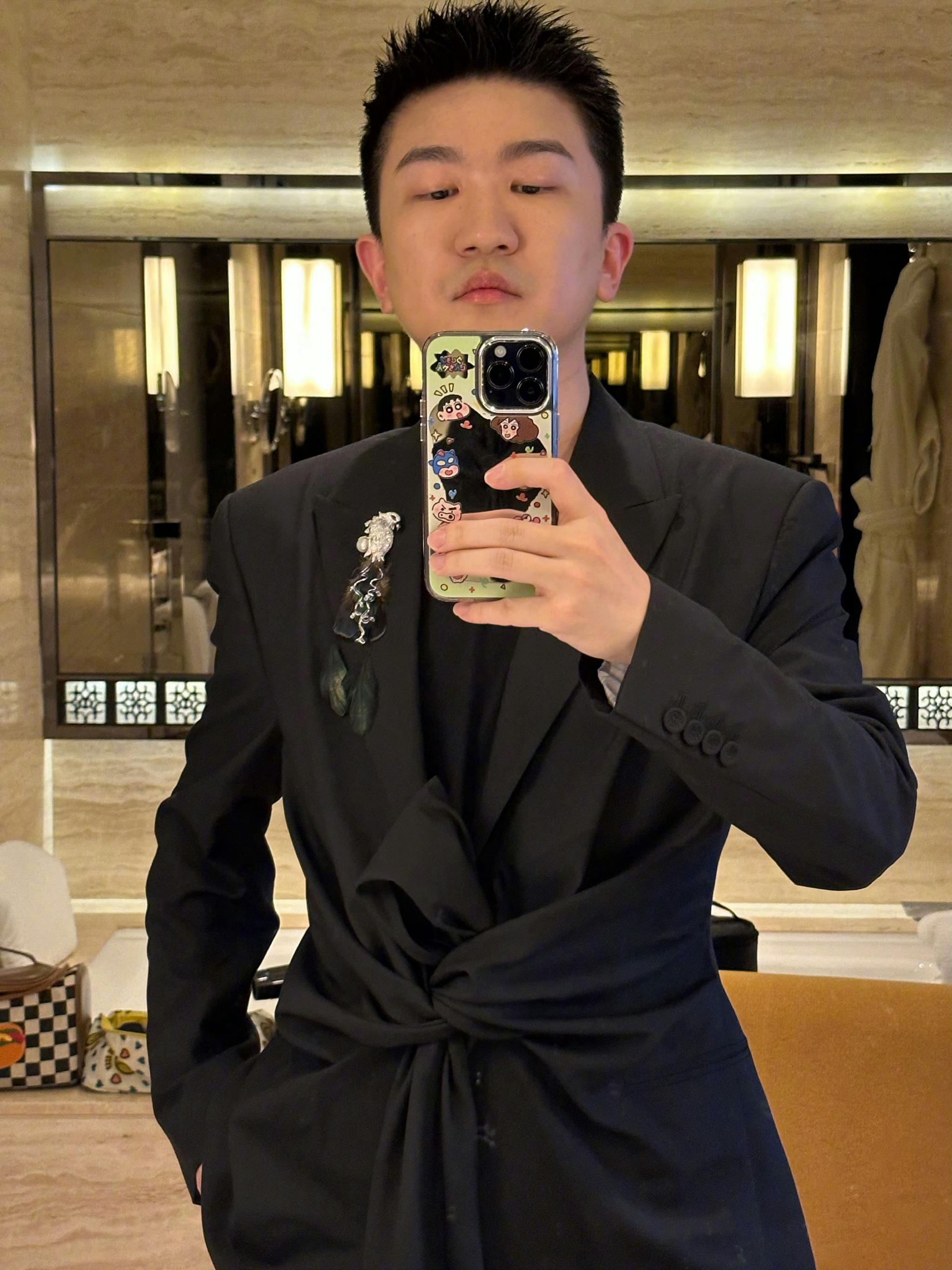 张大大对镜自拍live图🈶️,有些许幽默|张大大|自拍|幽默_新浪新闻
