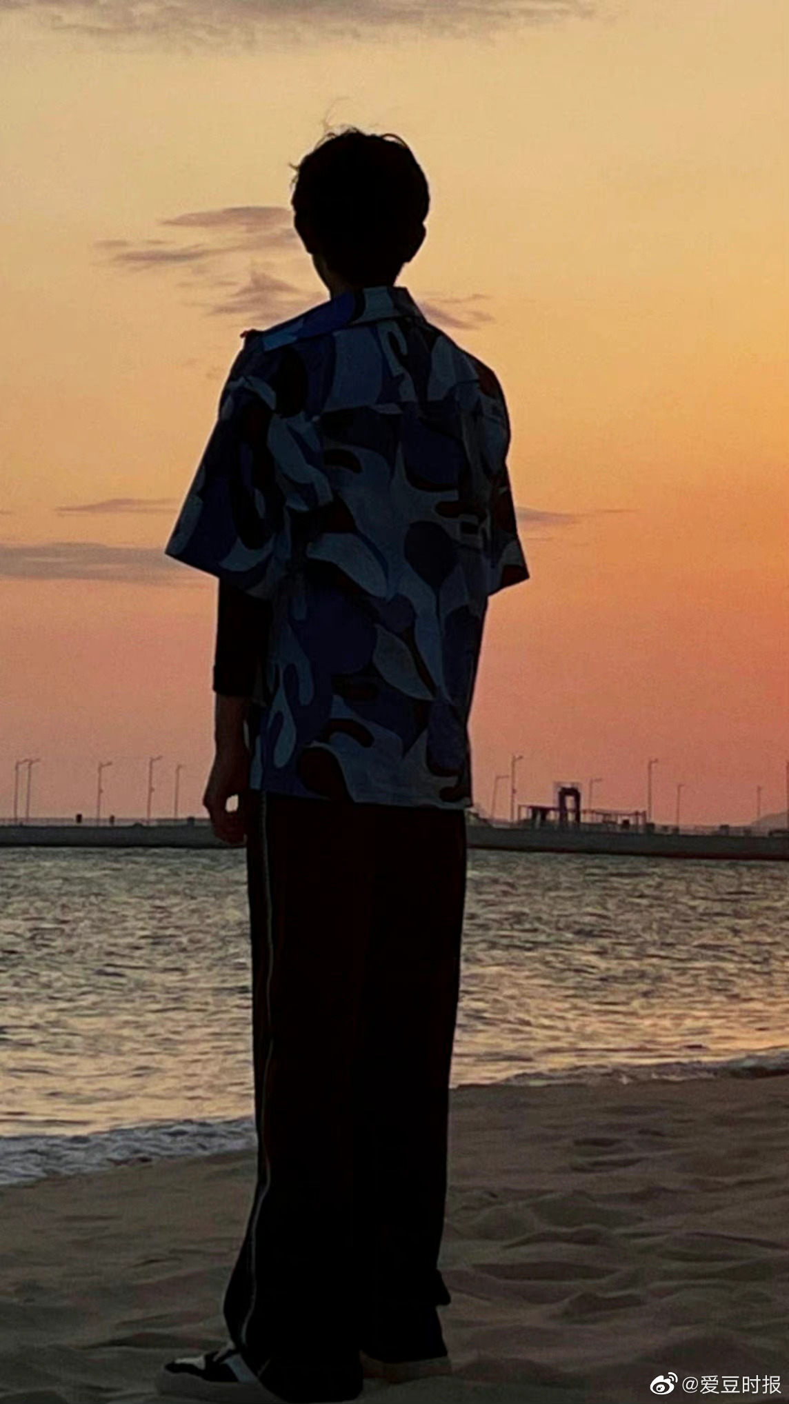 王源工作室更新海边氛围感随拍照,帅气背影与橙色的天际线好搭!