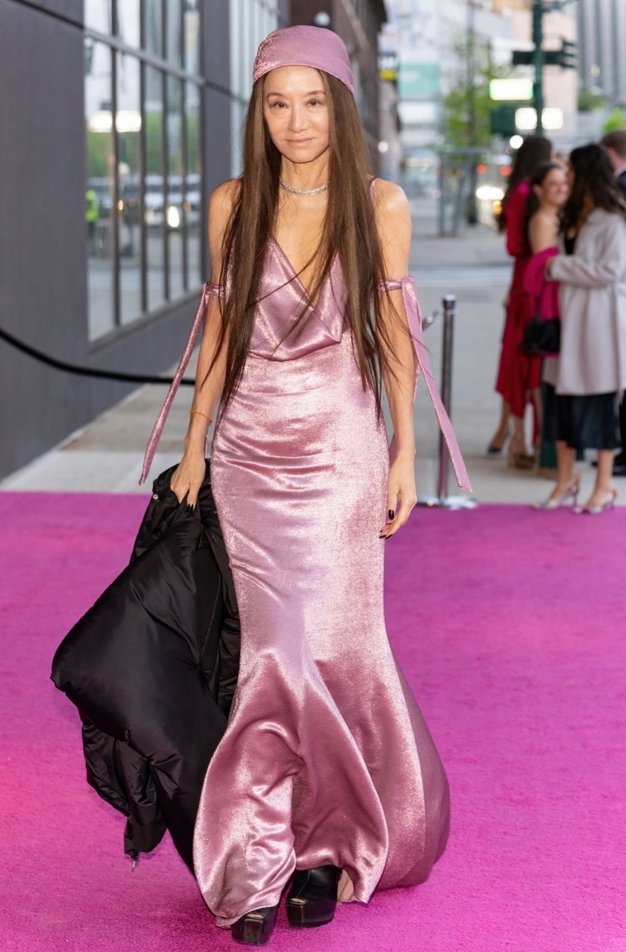 昨日活动现场的婚纱女王vera wang 下个月就过73岁生日了……__财经