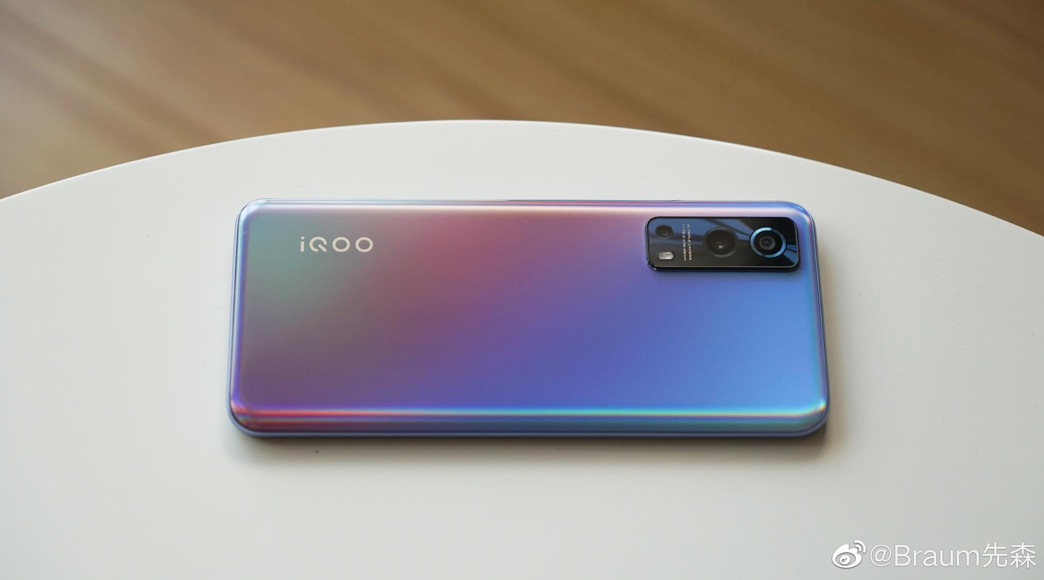 iqooz3星云配色上手也是不同角度颜色就看起来不同