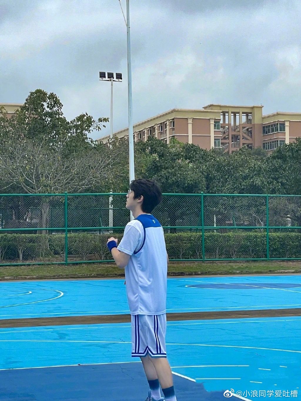 刘昊然更新动态晒打篮球照,蓝色运动衣抱着篮球奔跑在球场上……_高清