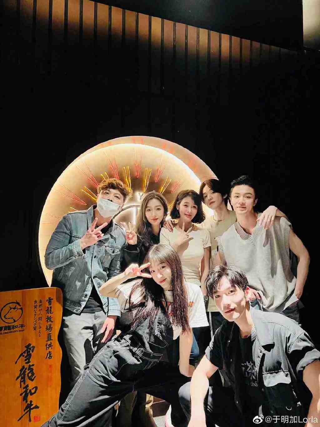 “贵姐”于明加晒齐肩短发照，穿小背心秀六块腹肌，两女儿颜值高休闲区蓝鸢梦想 - Www.slyday.coM