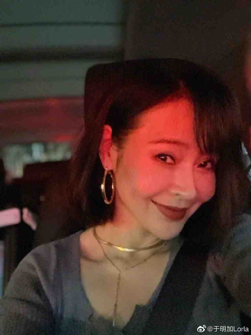 “贵姐”于明加晒齐肩短发照，穿小背心秀六块腹肌，两女儿颜值高休闲区蓝鸢梦想 - Www.slyday.coM