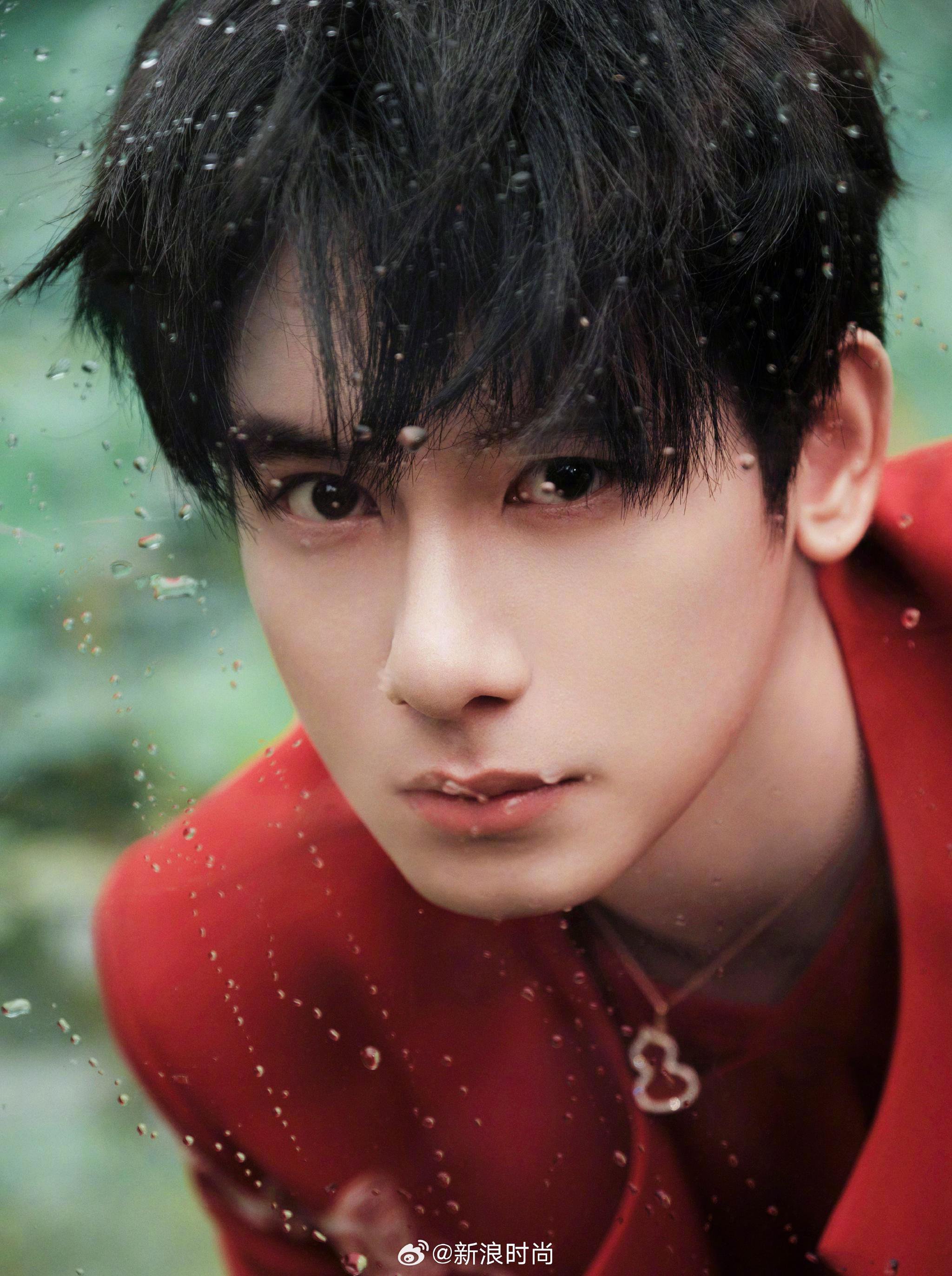 今晚@演员胡先煦 将携主演的参与宣传活动,他身穿红色国风西服