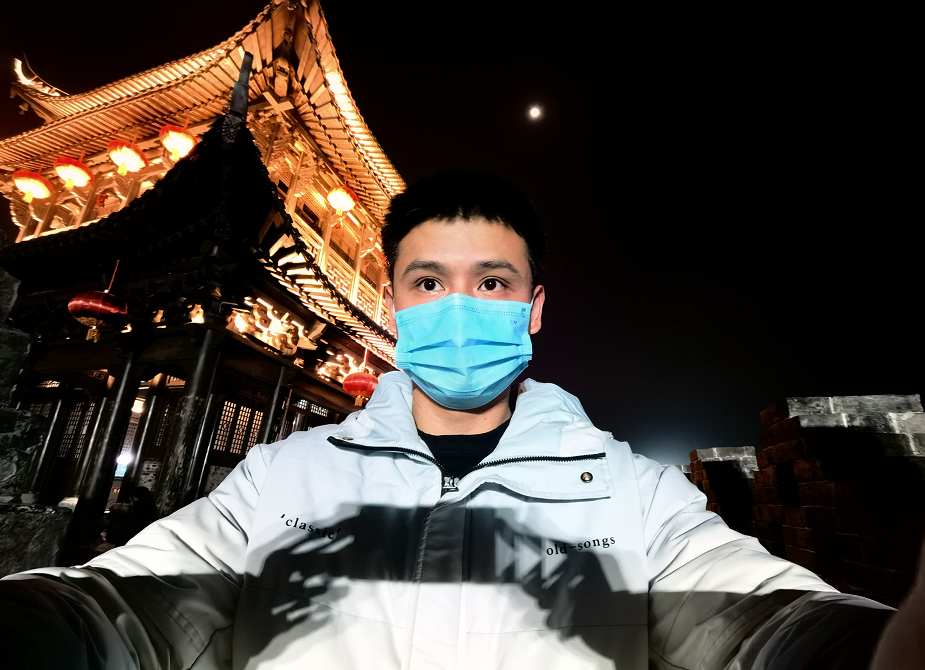 深夜，小伙猛翻垃圾堆，只为了一个承诺……承载的却是女孩的梦想！休闲区蓝鸢梦想 - Www.slyday.coM