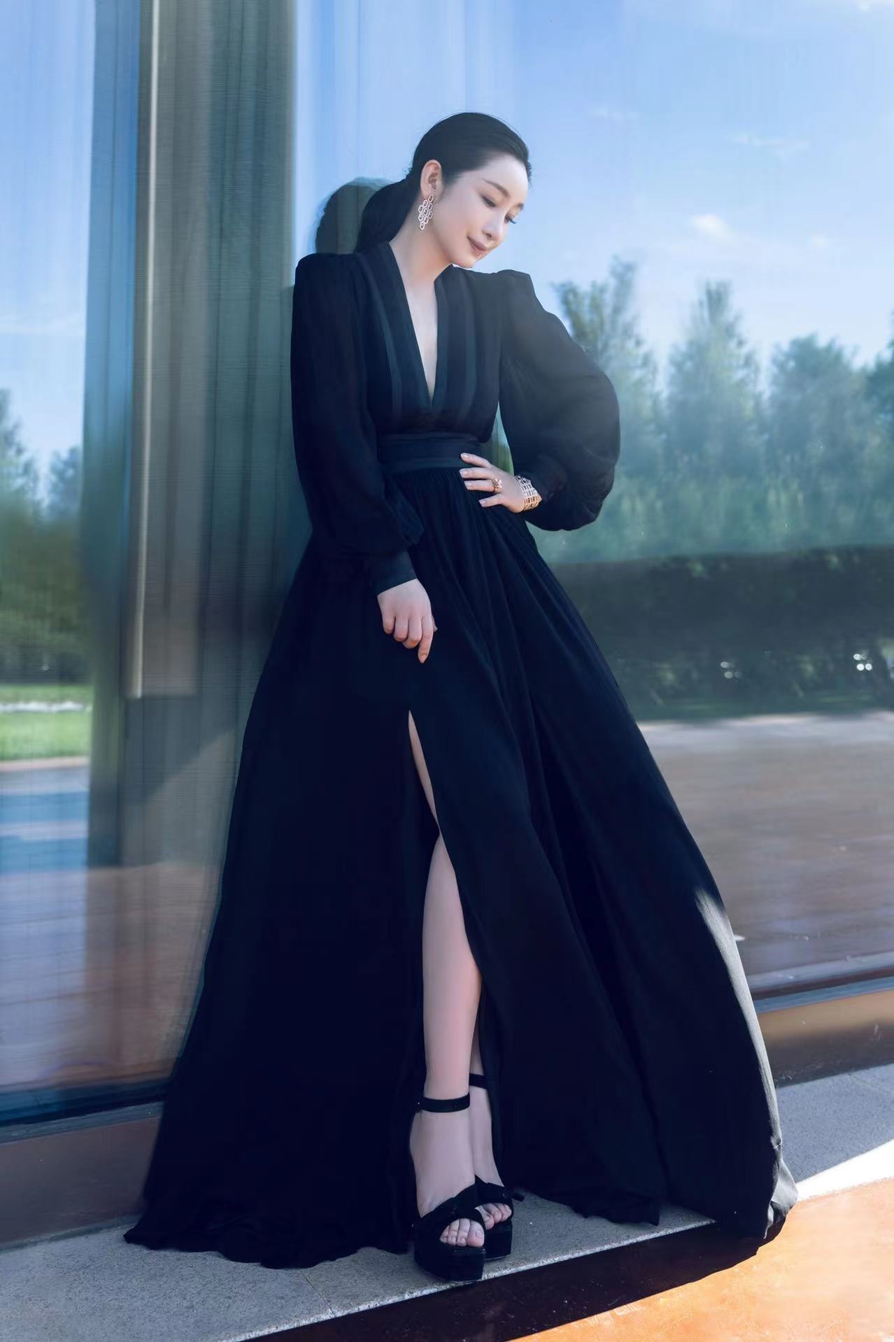 天坛奖国际评委秦海璐走上北京电影节闭幕红毯