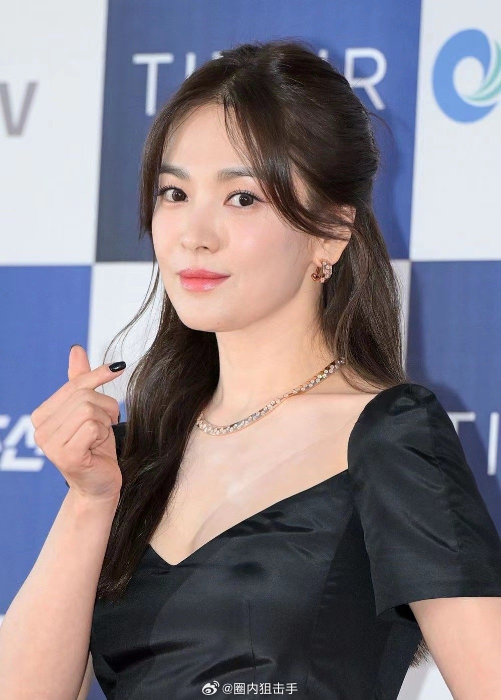 宋慧乔一袭黑色礼服裙外加黑色美甲……|礼服裙|宋慧乔|美甲_新浪新闻