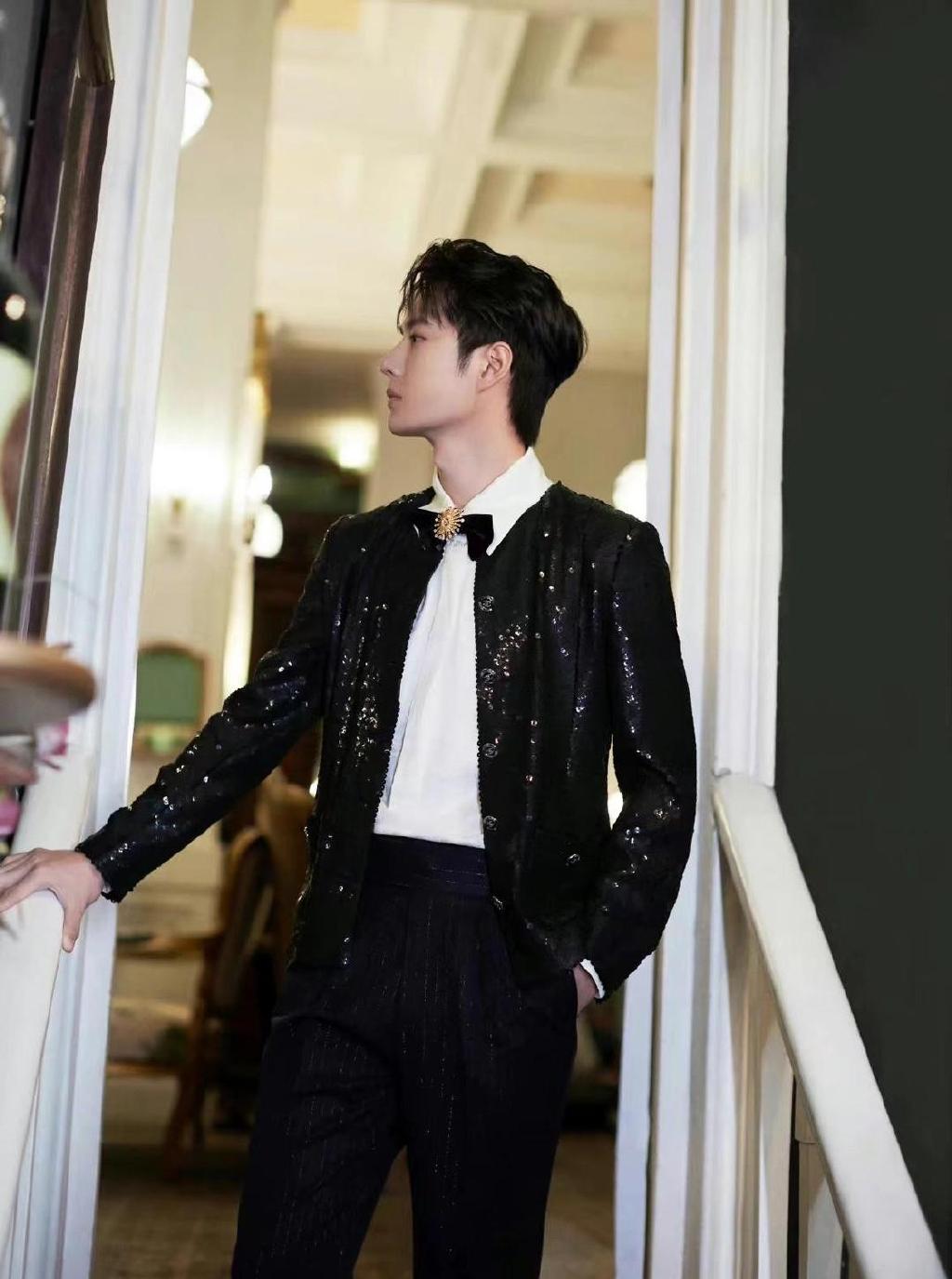 而他演绎的小香风穿搭,总是很有贵公子的既视感,高级的衣品也让王一博