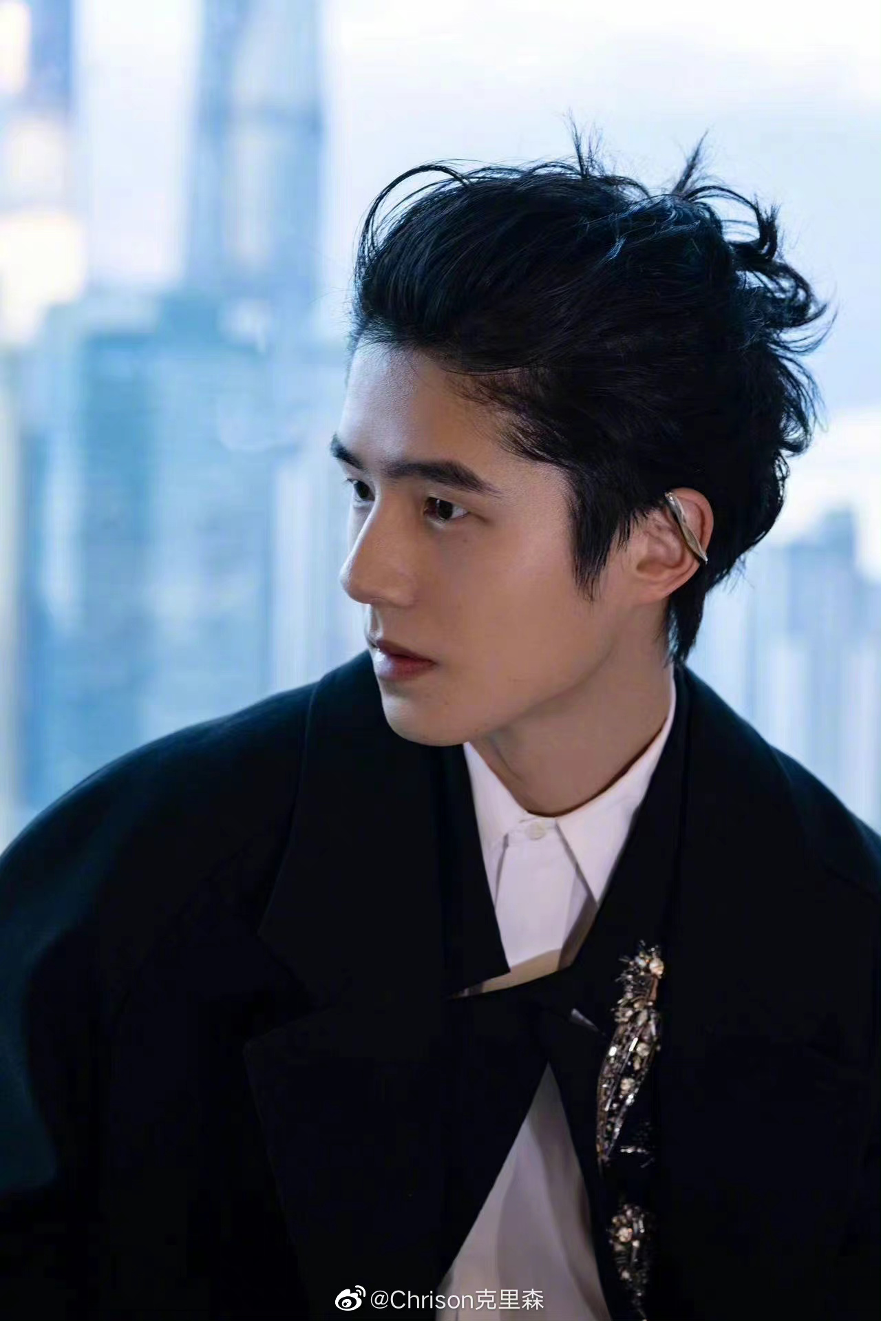 再加上半长发,有种精灵王子的既视感…… 67刘昊然的mcqueen看秀