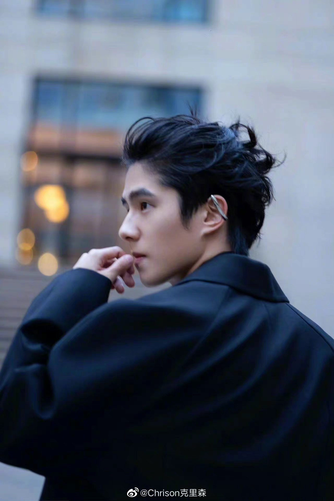 再加上半长发,有种精灵王子的既视感…… 67刘昊然的mcqueen看秀