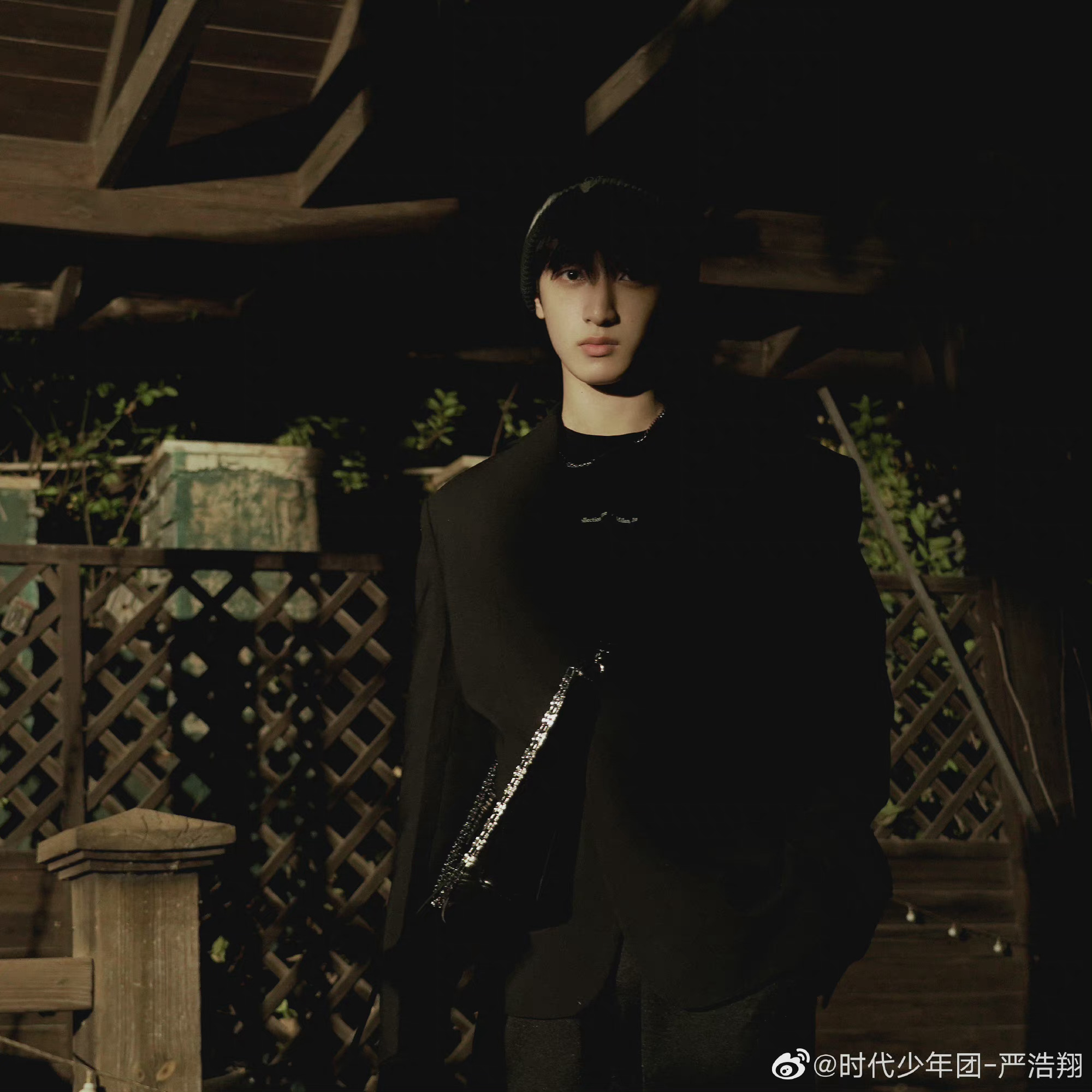 严浩翔黑色针织帽好帅气企图和黑夜融为一体失败