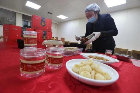 就地过年也要有仪式感 老字号年夜饭礼盒进入销售高峰期休闲区蓝鸢梦想 - Www.slyday.coM