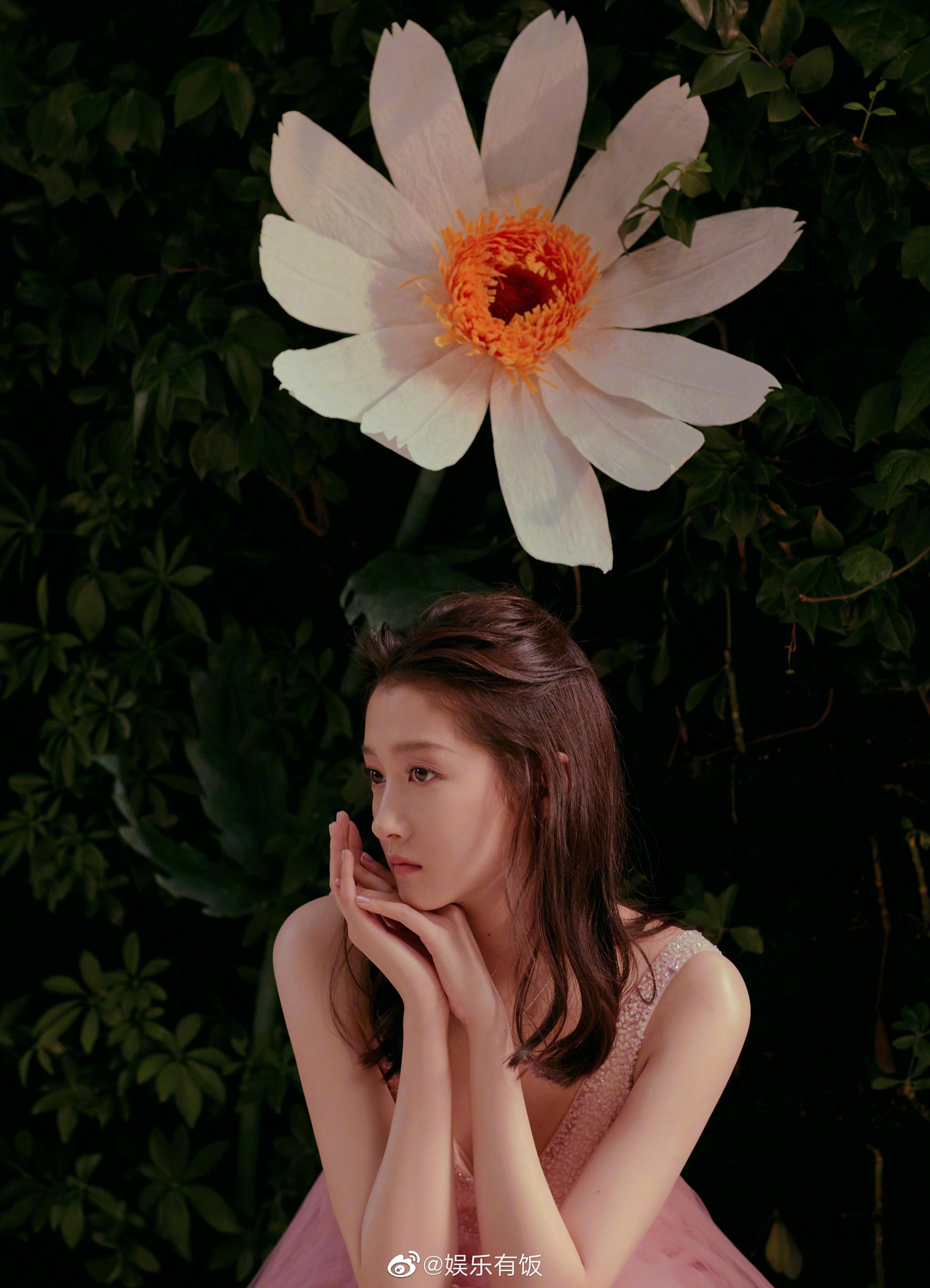 关晓彤 最近花境大片曝光,身穿粉色蛋糕裙,落入花丛之中