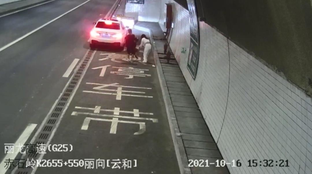 高速上，两个男人将一个女人强行塞进小车​！民警拦截后得知真相休闲区蓝鸢梦想 - Www.slyday.coM