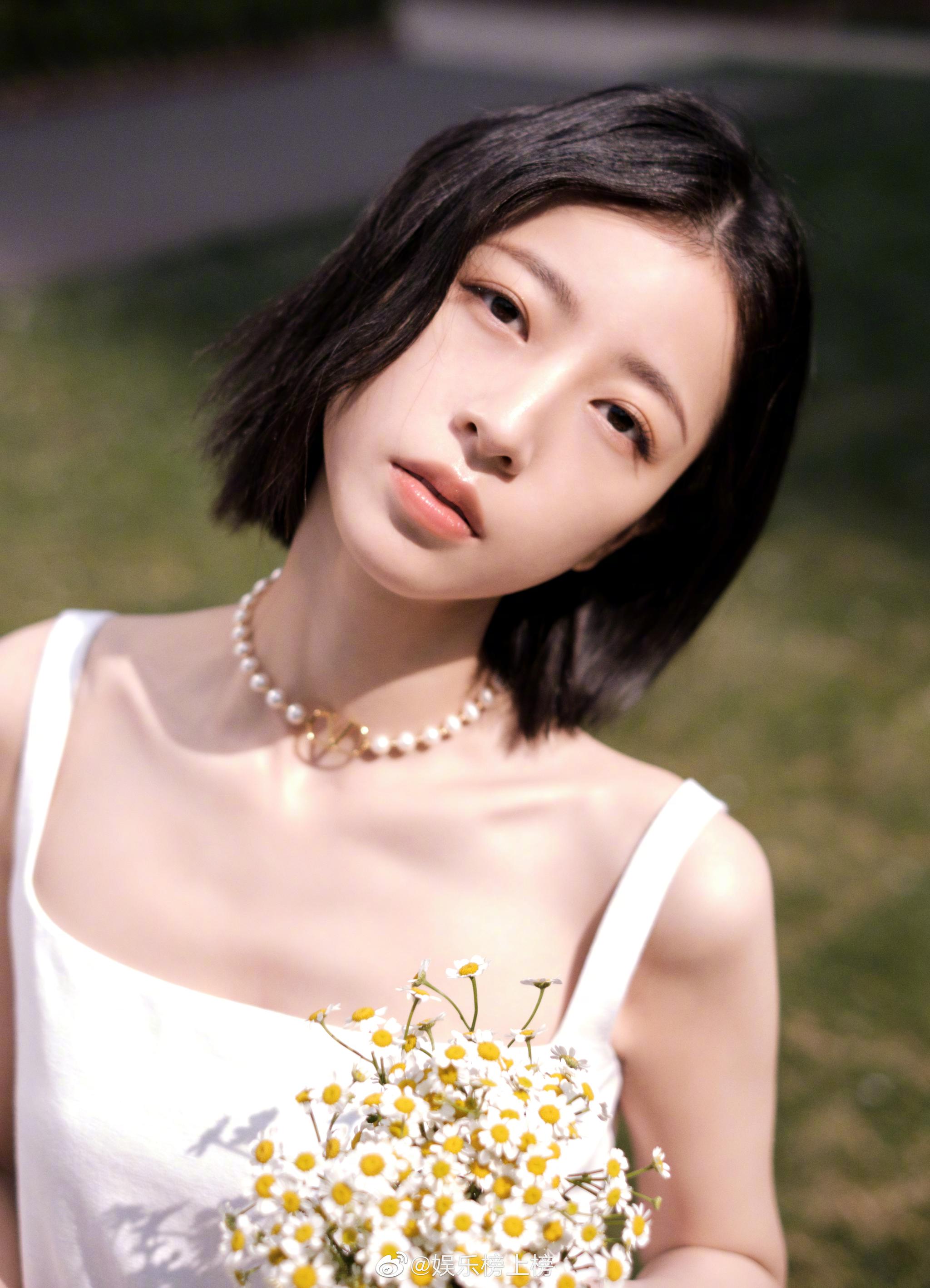 周雨彤白色吊带裙太美啦,又纯又欲衬托小周的好身材