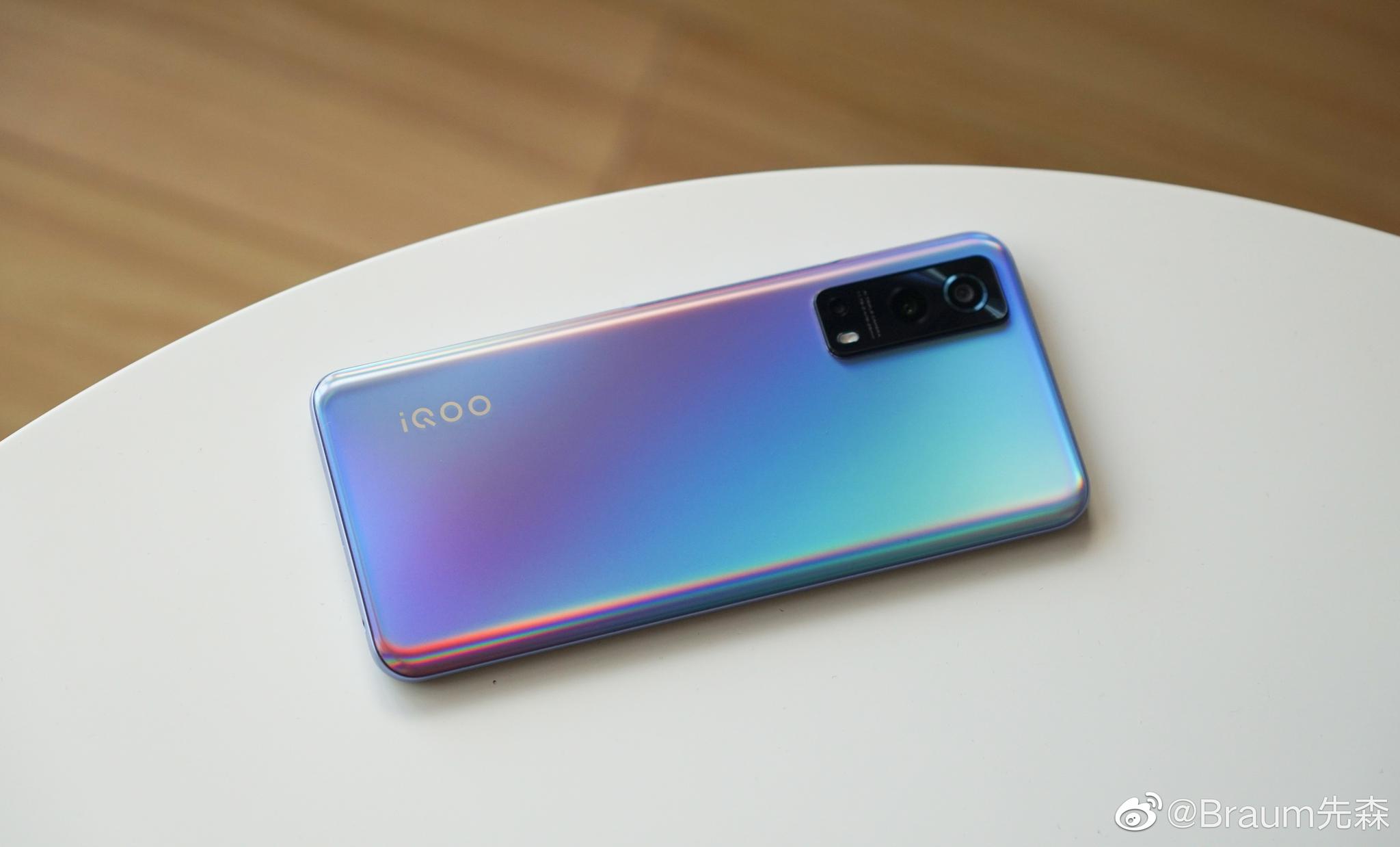 iqooz3星云配色上手也是不同角度颜色就看起来不同