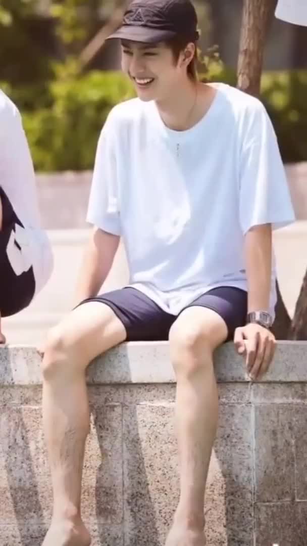 王一博:大家都有腿毛