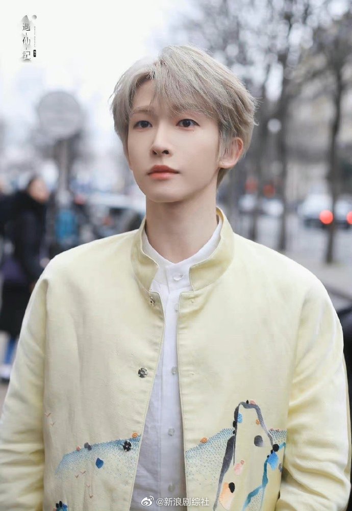 刘宇巴黎探店造型饭拍,黄色印花外套,帅气国风少年小宇__财经头条