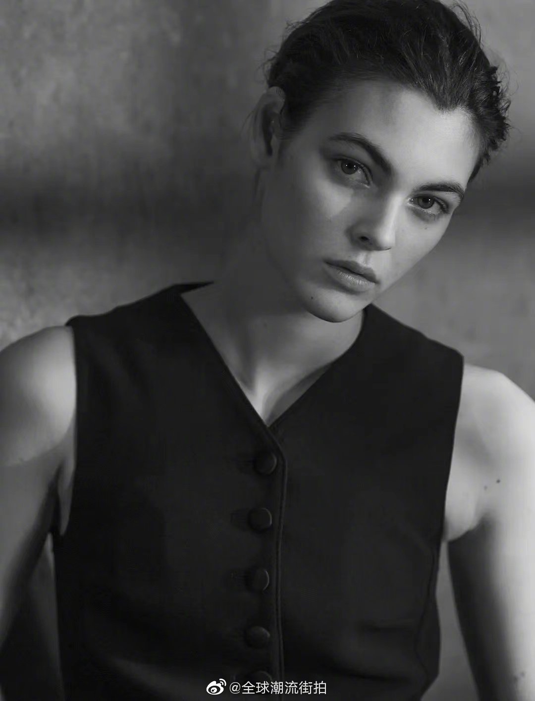 vittoria ceretti,粉丝亲切称为vc,也是老佛爷生前的新晋宠儿__财经