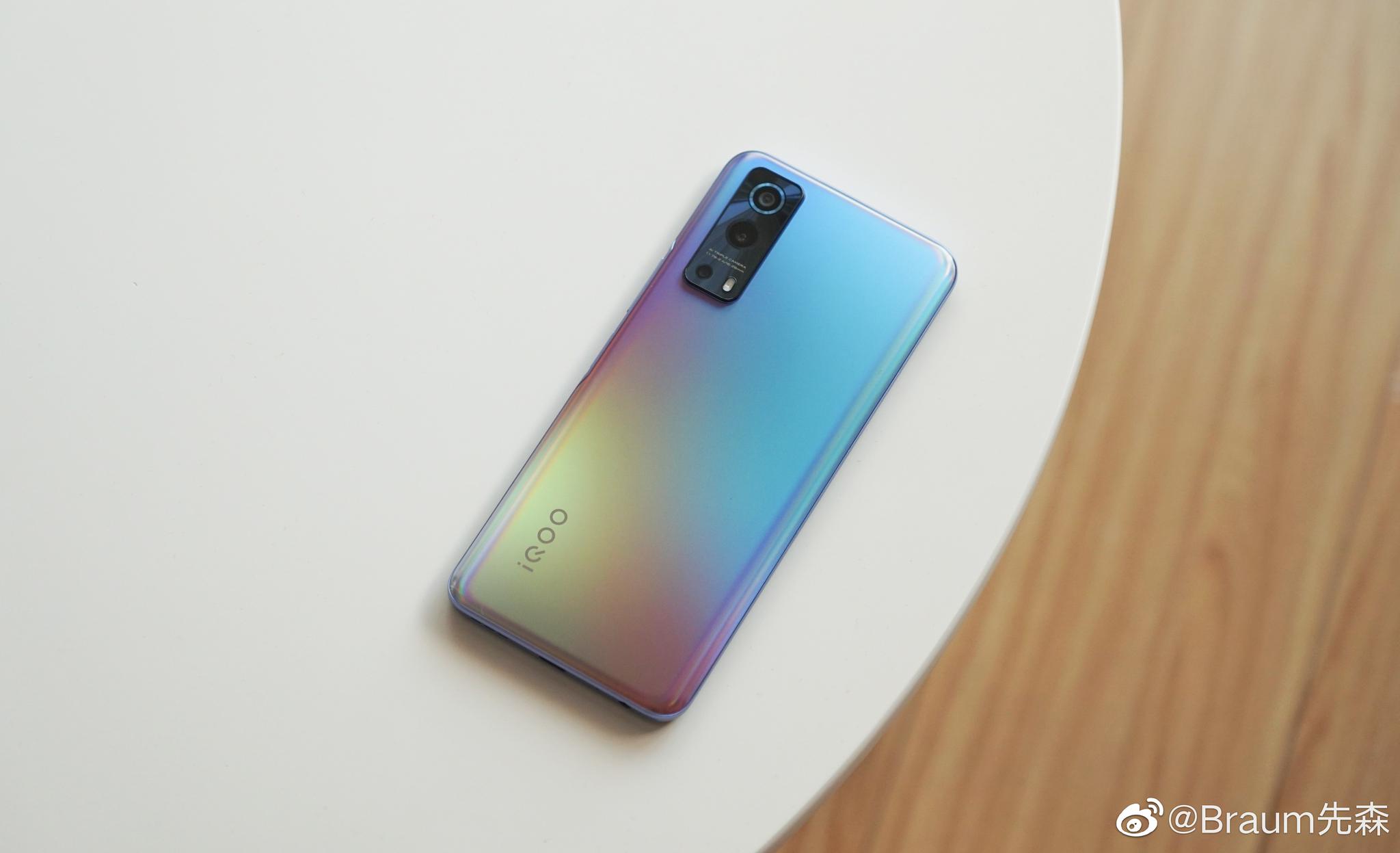 iqooz3星云配色上手也是不同角度颜色就看起来不同