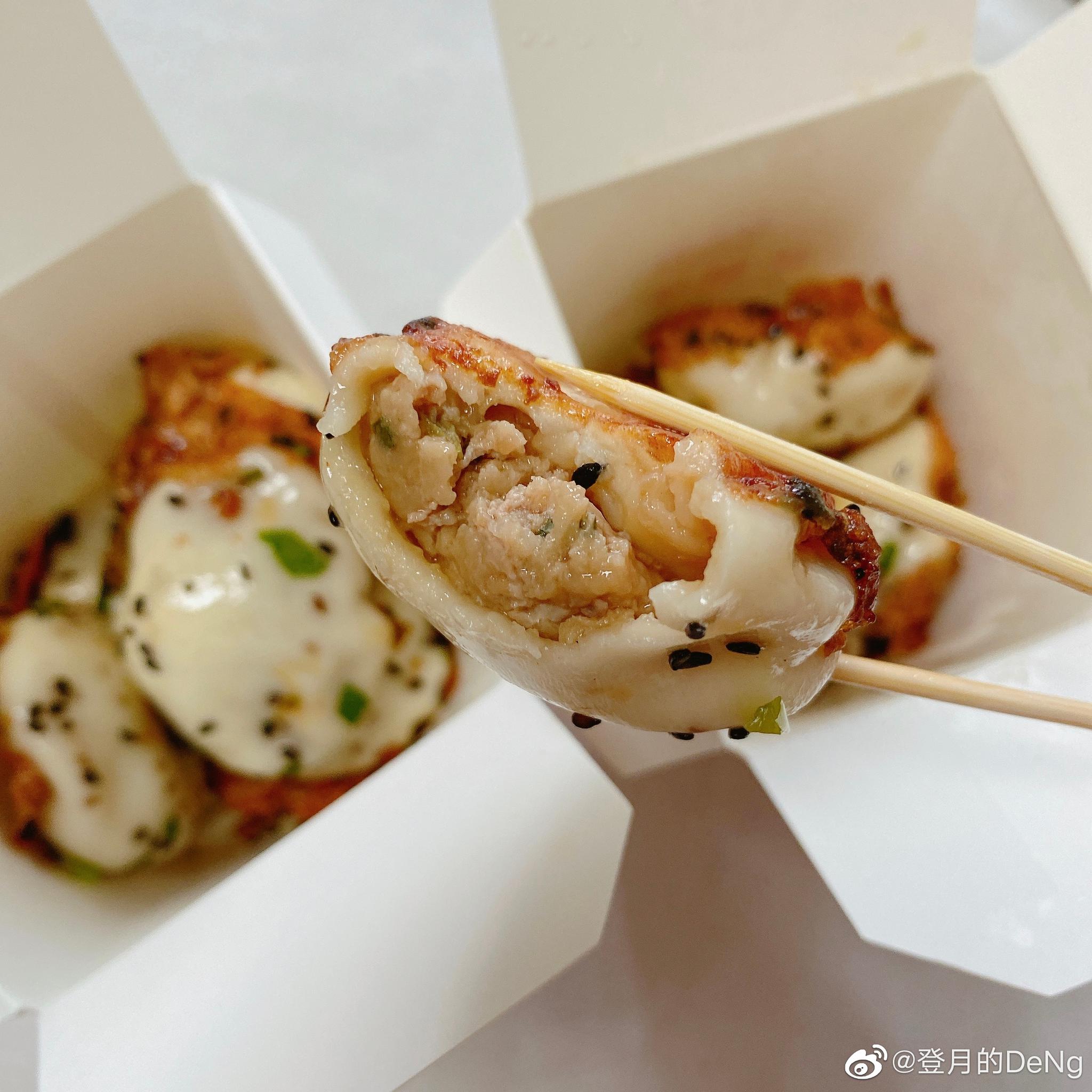 因为昨天我看了一个吃播在吃生煎包所以今天我就叫了一个外卖吃回学