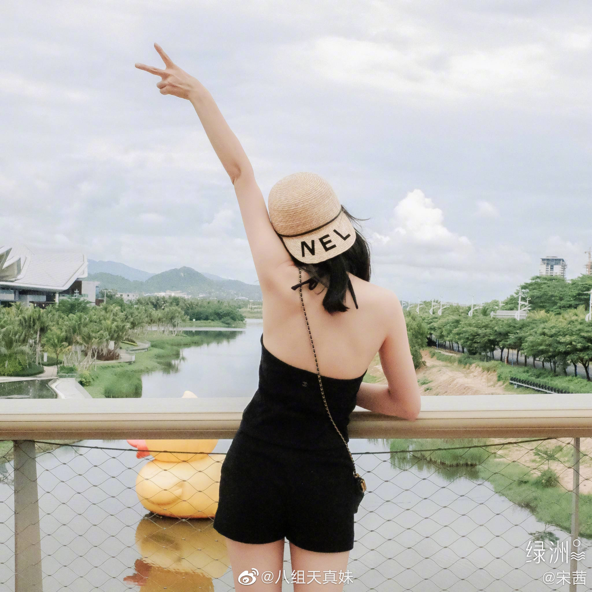 宋茜今天社交平台更新露背装库存照