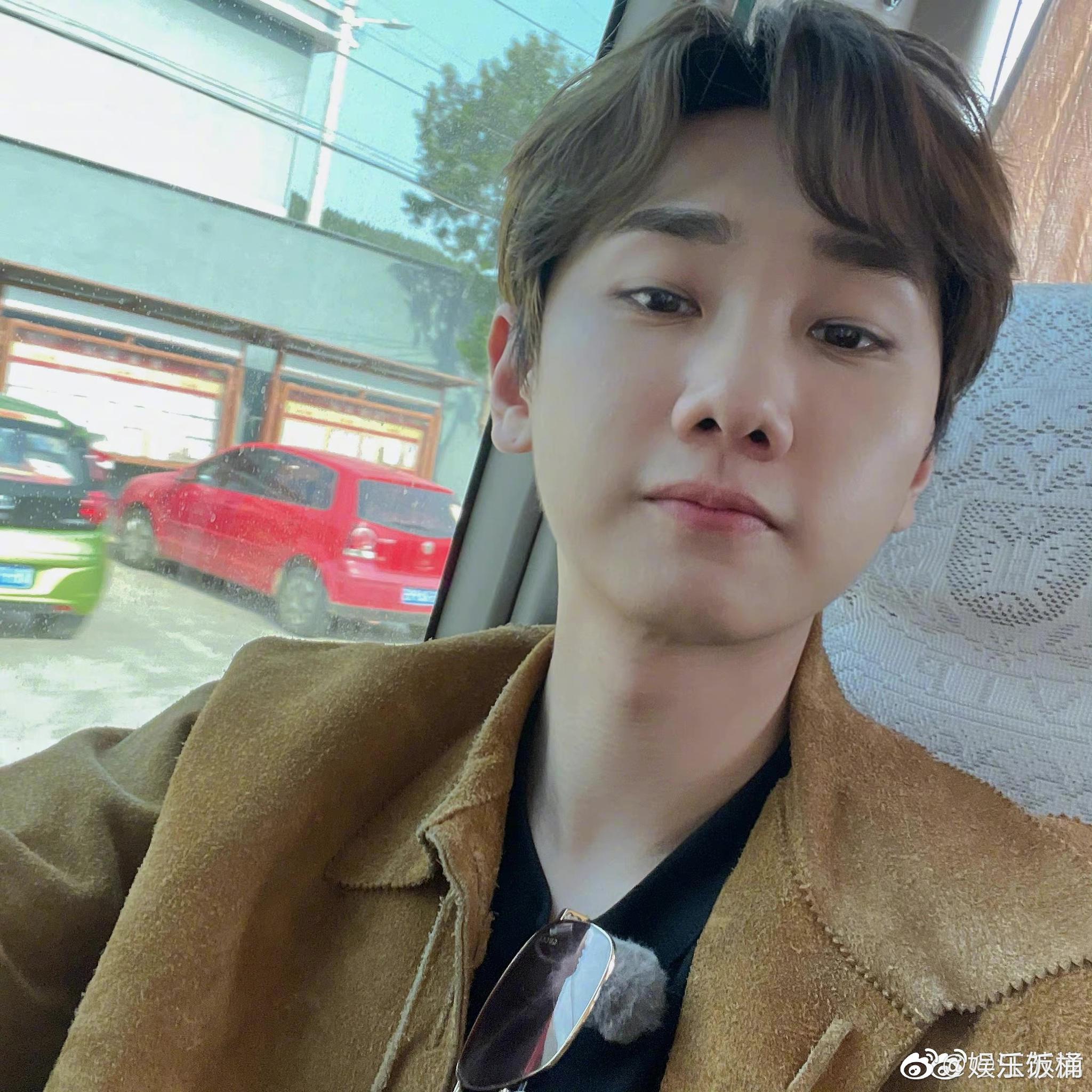 汪苏泷 发自拍也不忘给自己控评,只能说帅那种控评表情包也很好笑,"