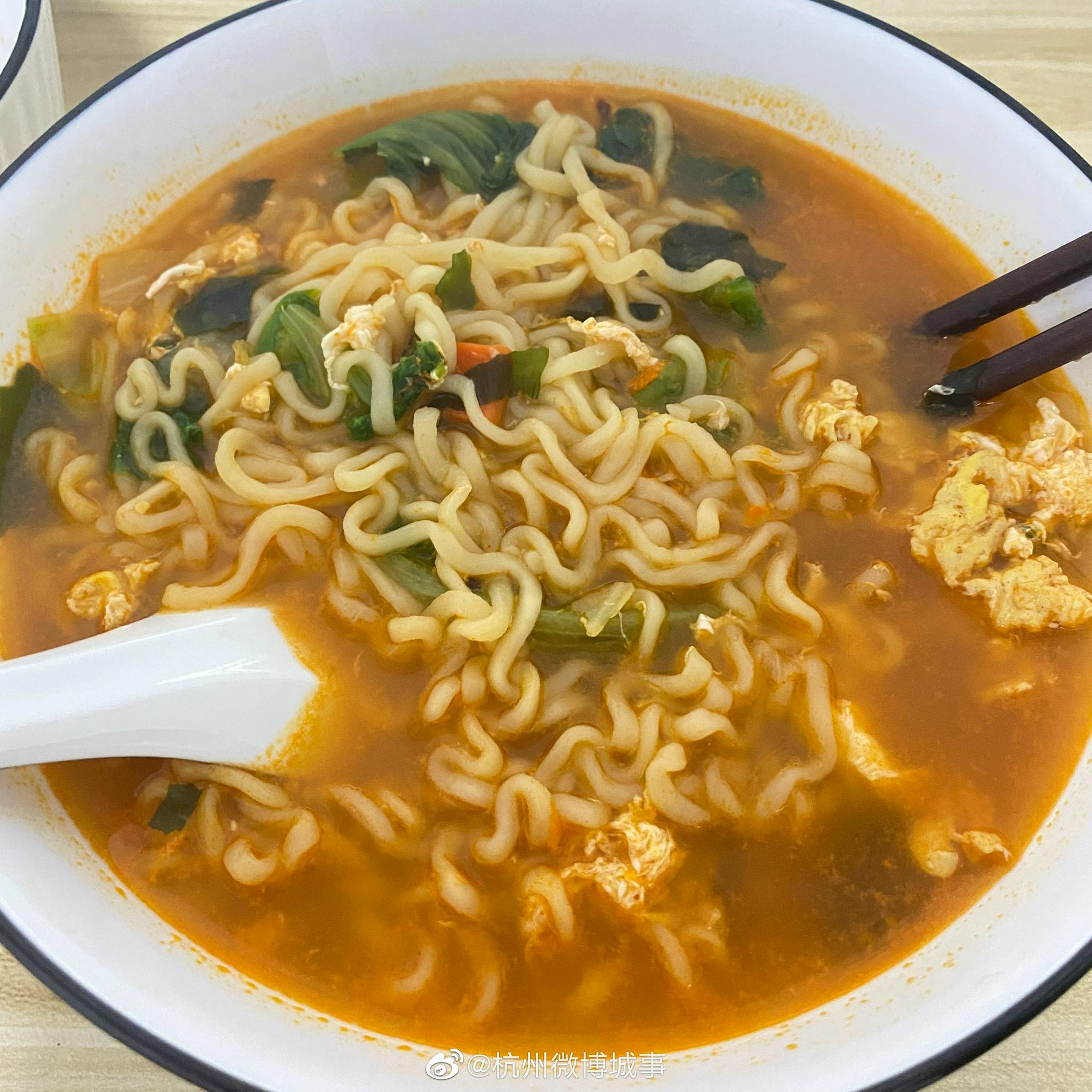 评论里举个手 吃泡面你们一定要加什么?