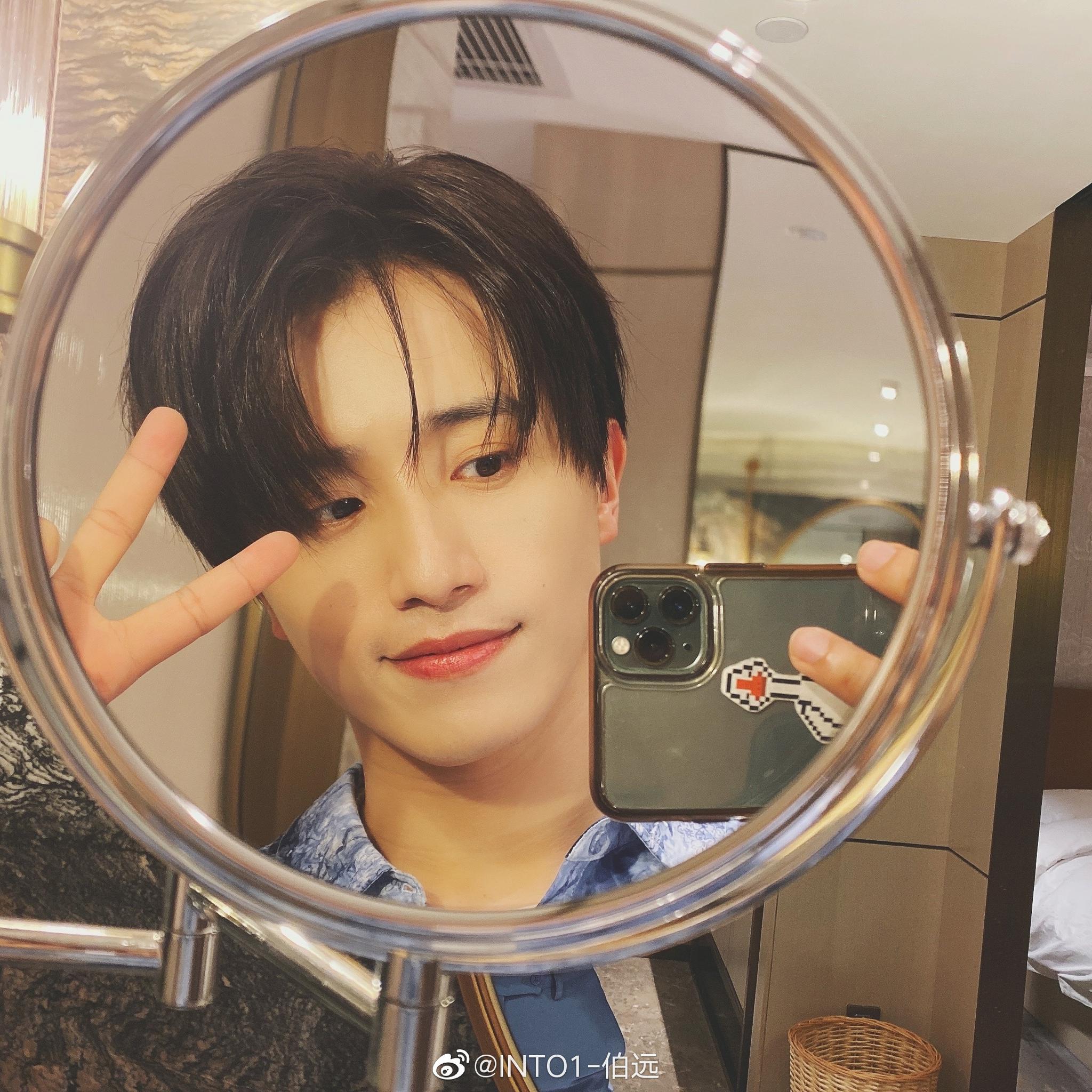 伯远微博更新自拍 伯远:今天见到你们很开心!_高清图集_新浪网