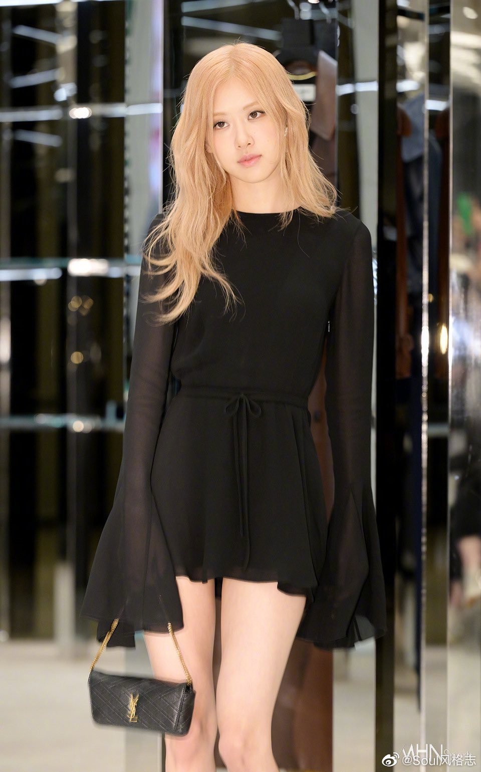ros07 朴彩英亮相ysl快闪店造型 微微卷发,露背黑裙……_高清图集