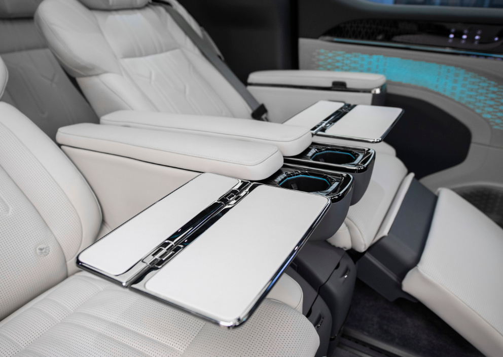 35万家用MPV怎么选?丰田赛那对比极氪009谁更强？