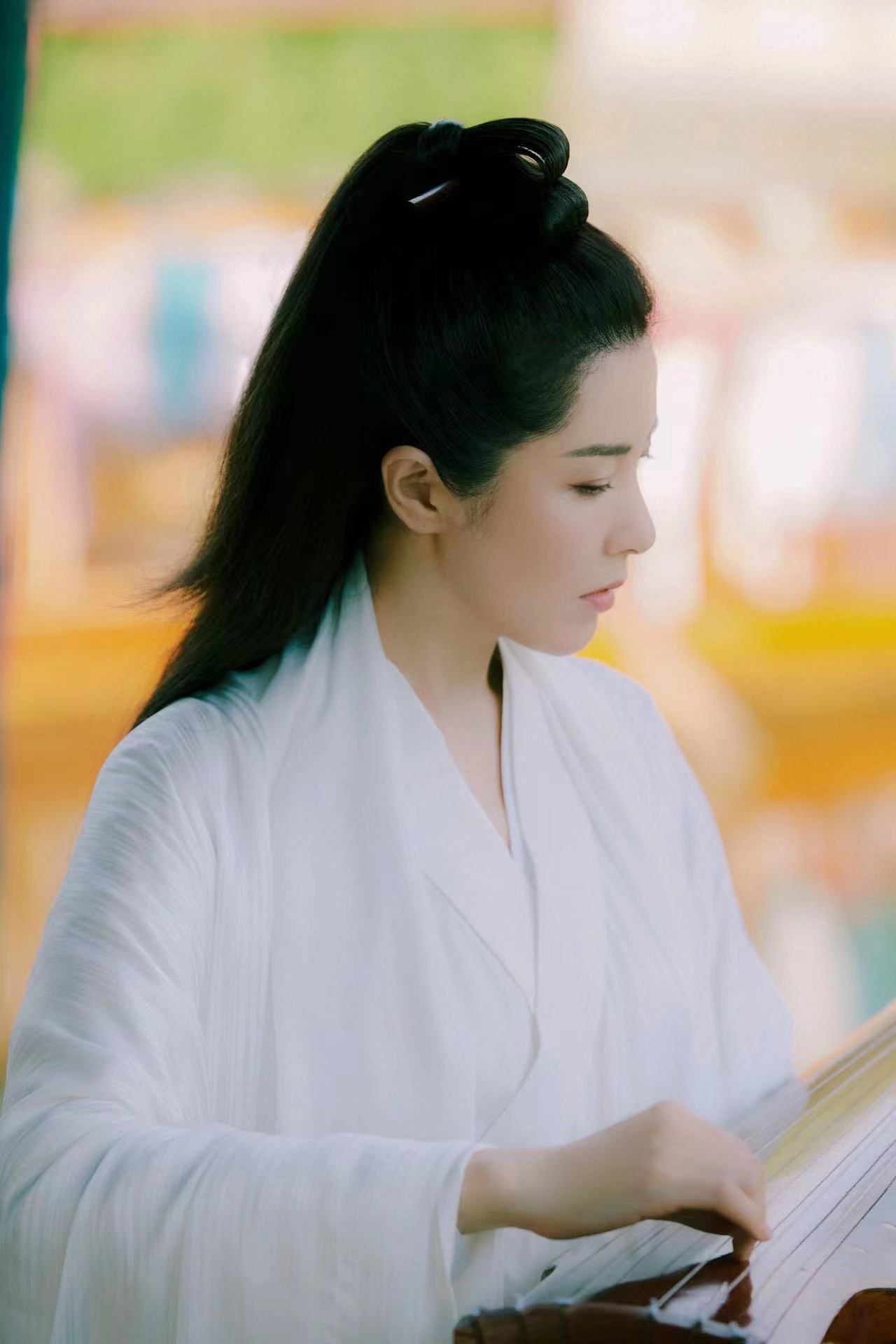 曾黎 今晚演绎《笑红尘》真的有惊艳到我,袭白衣,一把古琴,一下子就