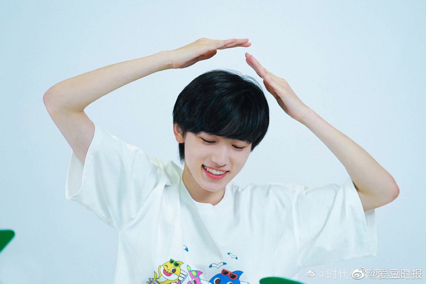 宋亚轩晒帅照,是元气满满的少年了,眼神锁定你
