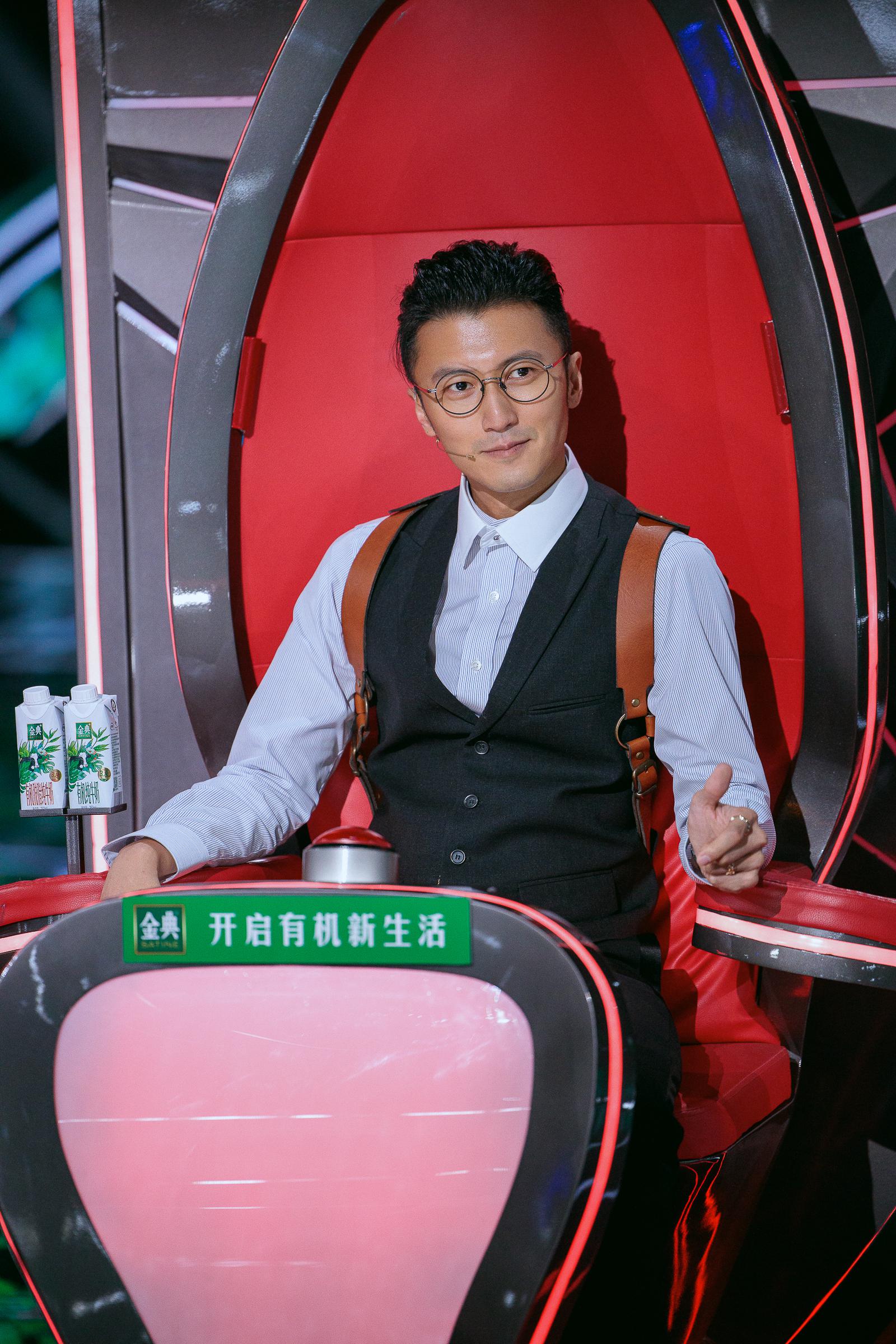 谢霆锋《中国好声音》首战火力全开,开场秀吉他弹唱备受好评