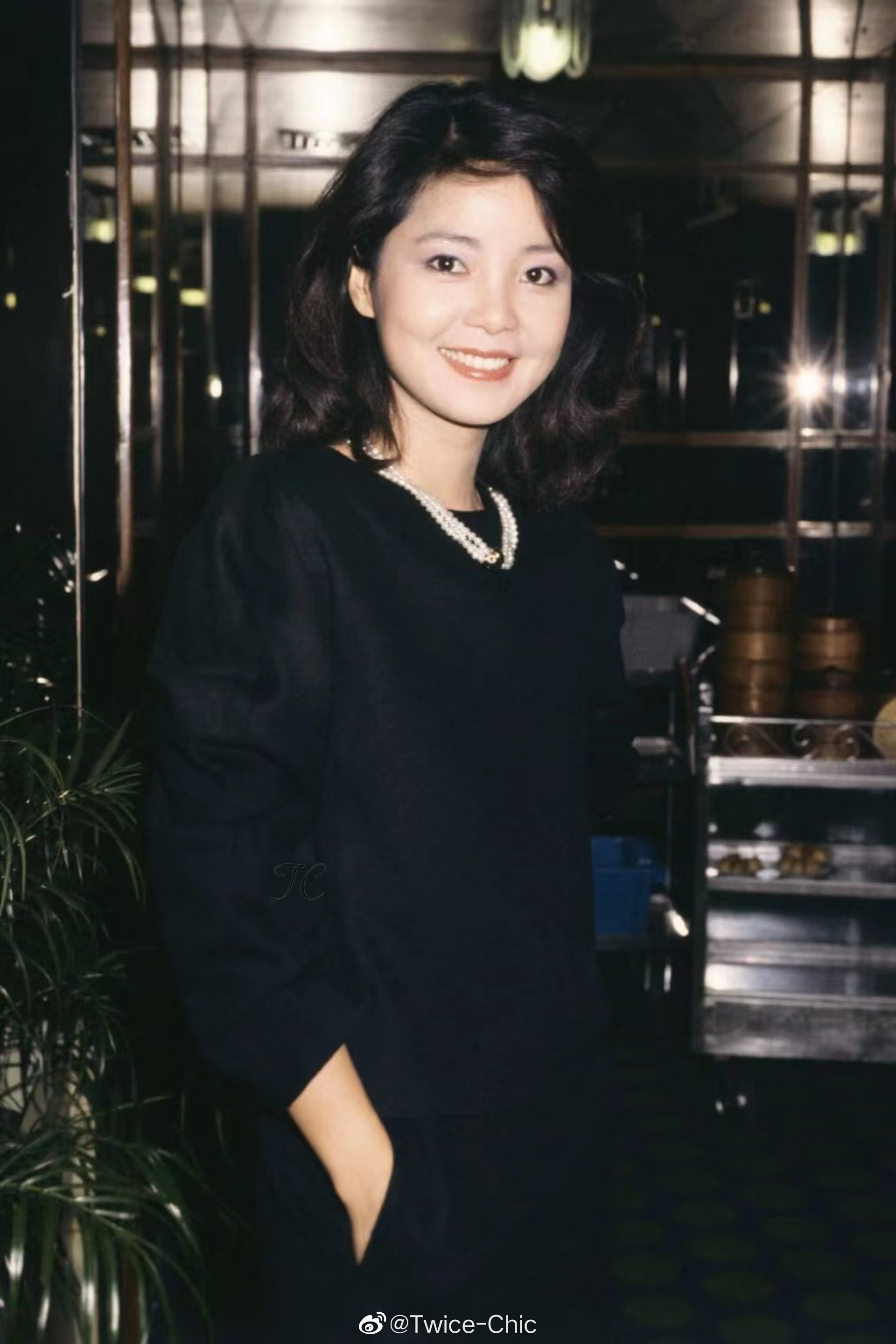 邓丽君·彼时歌坛天后穿搭 50年已过,她爱的老花与纯色套装……__财经